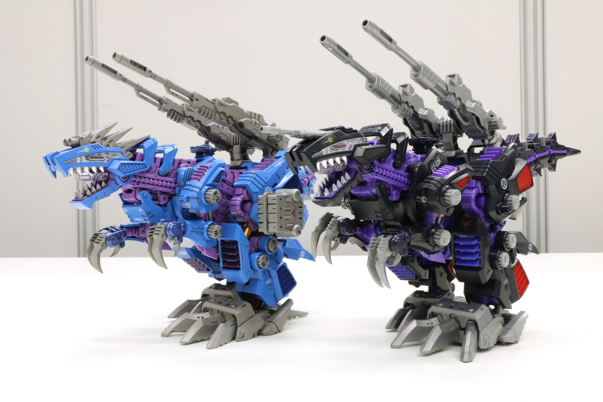 「AZ-15 サイコジェノザウラー」（左）と「AZ-09 ジェノザウラー（左）の比較