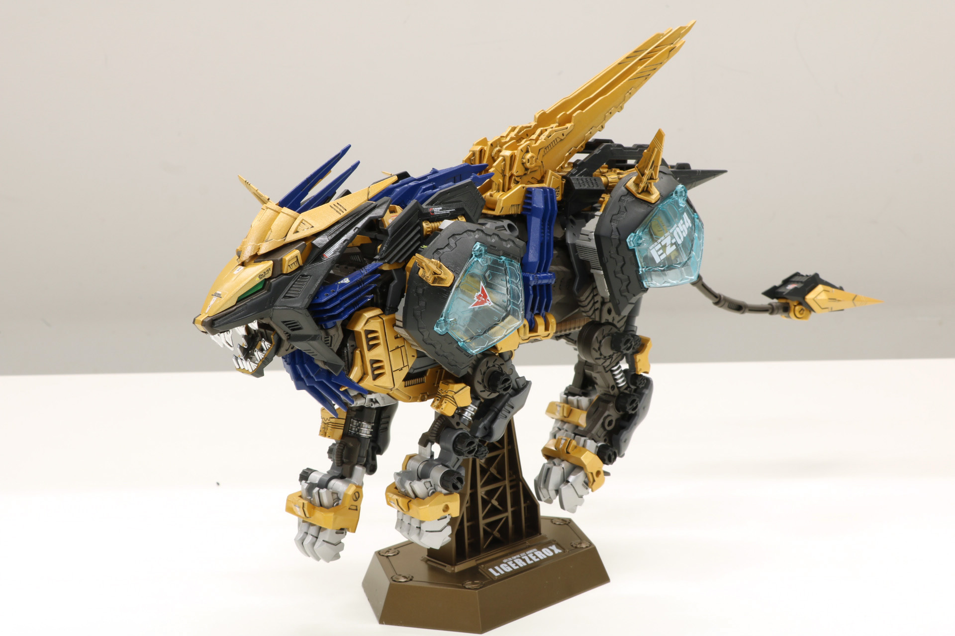 ボリュームのある肩アーマーをはじめ、インパクトのあるイクスユニット