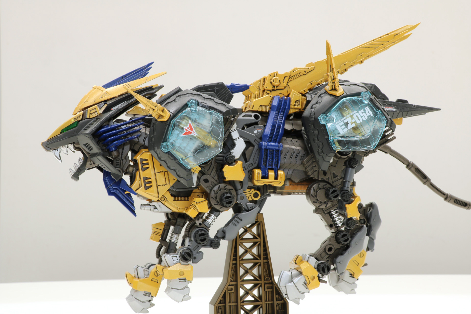 肩アーマーや頭部のフィンなどもシャープな印象