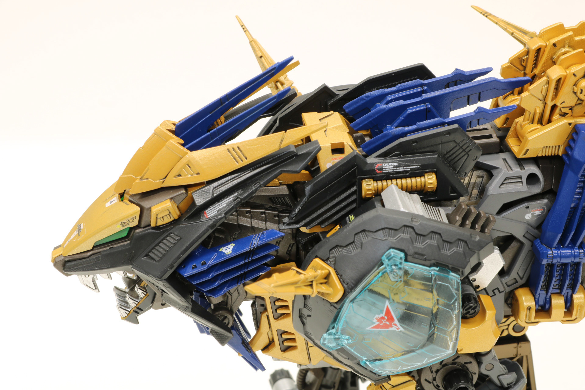 肩アーマーや頭部のフィンなどもシャープな印象