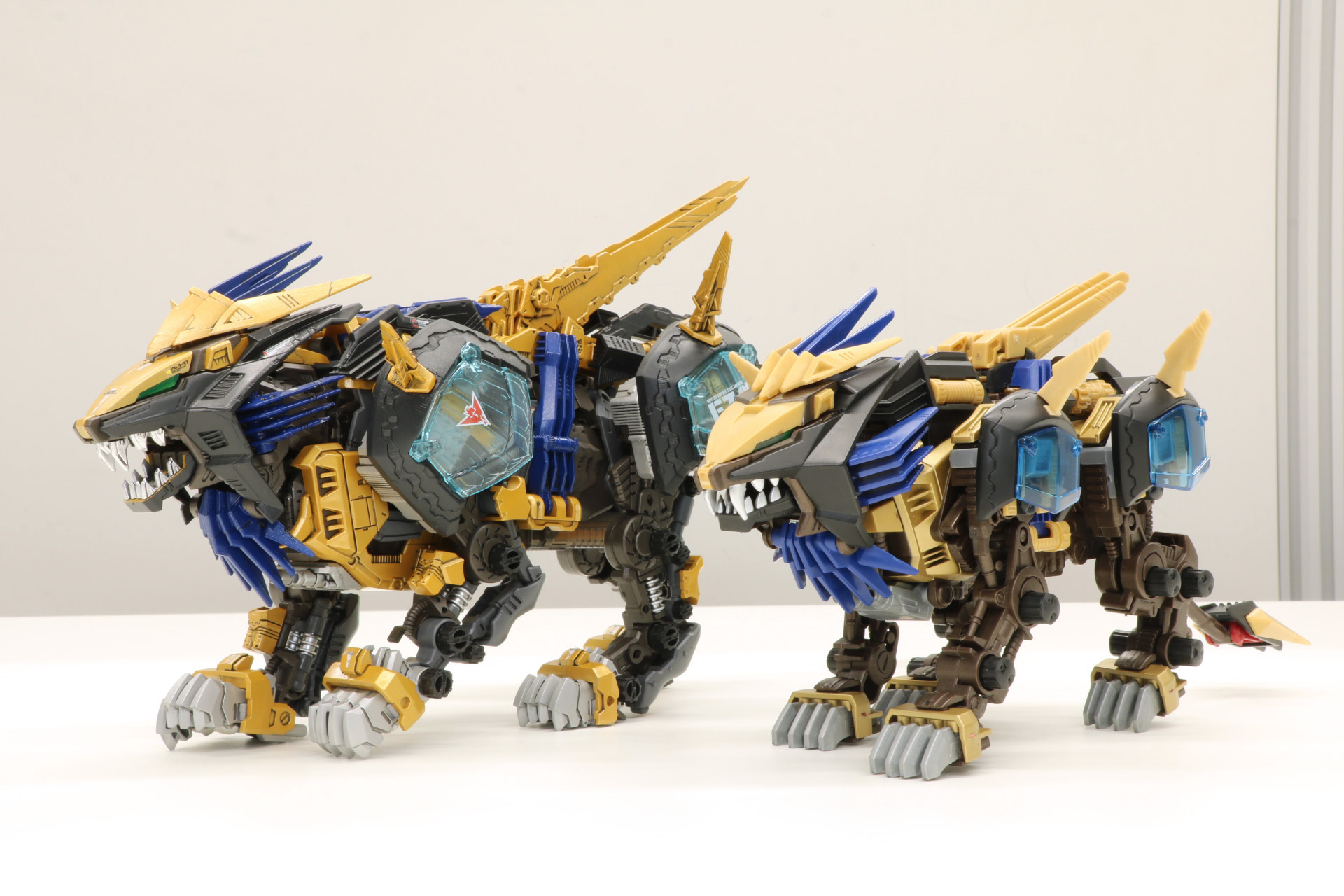 「AZ-14 ライガーゼロイクス」（左）と当時品キット「ライガーゼロイクス」（右）