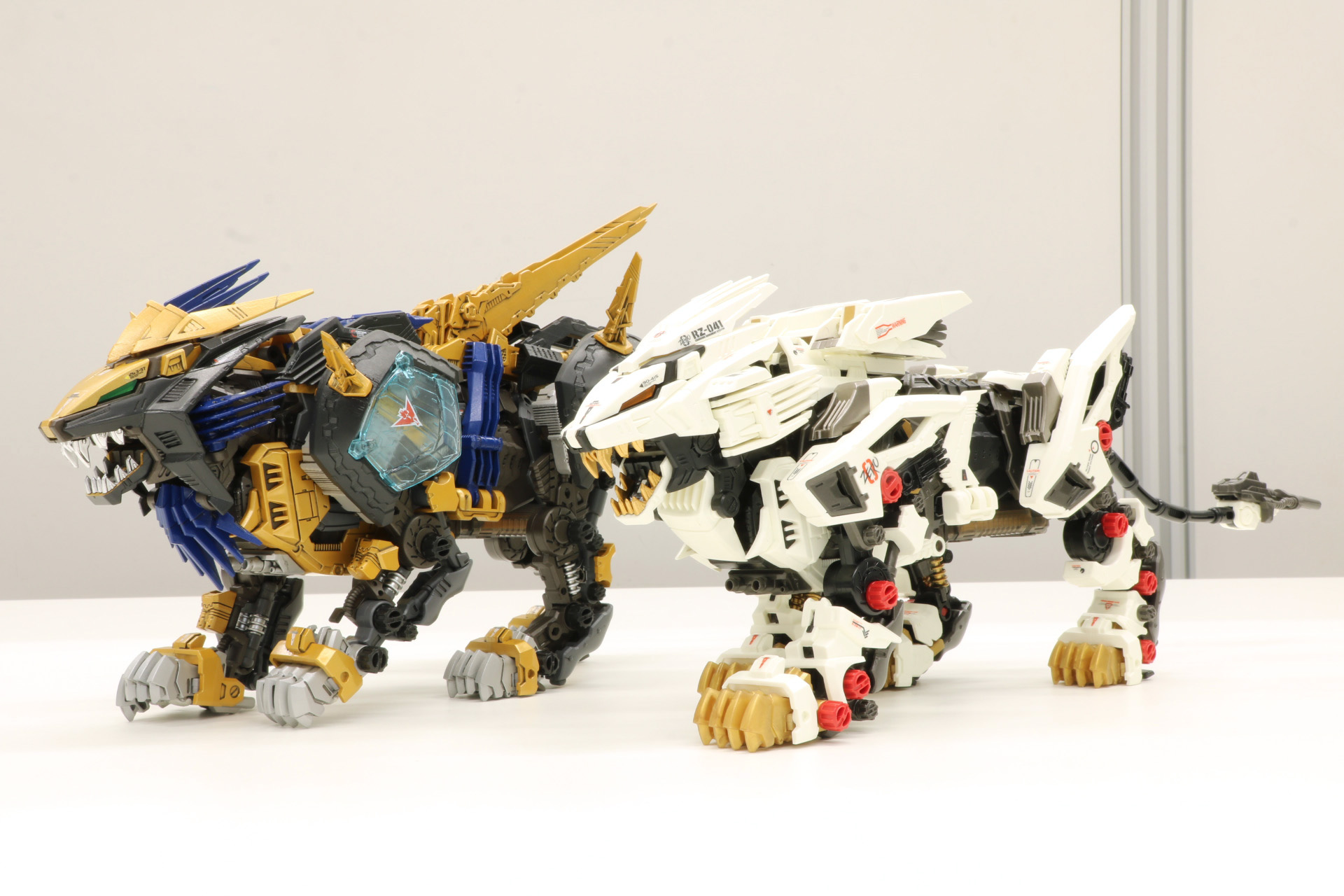 「AZ-14 ライガーゼロイクス」（左）と「AZ-02 ライガーゼロ」(右）の比較