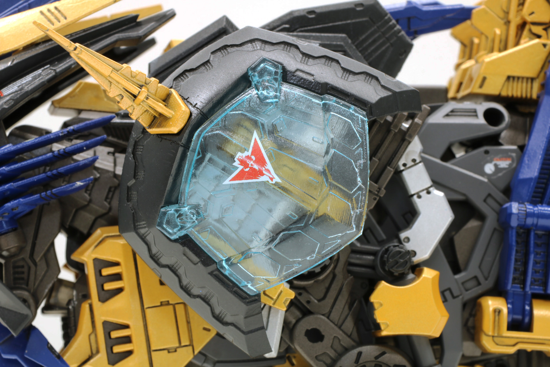 肩のアーマーにパネルラインが追加され、クリアパーツにもモールドが入っている