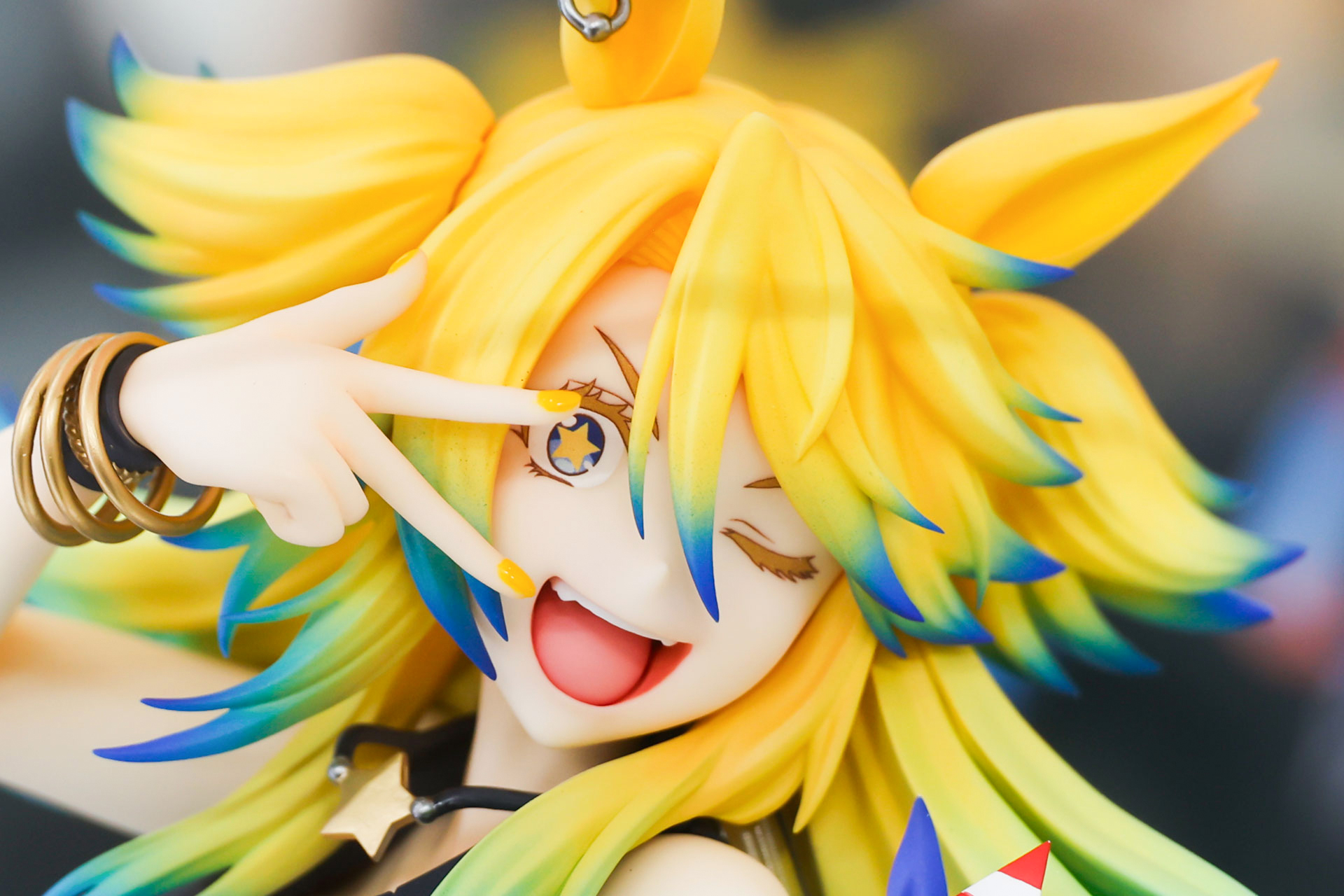 とにかくカラフルな印象だ