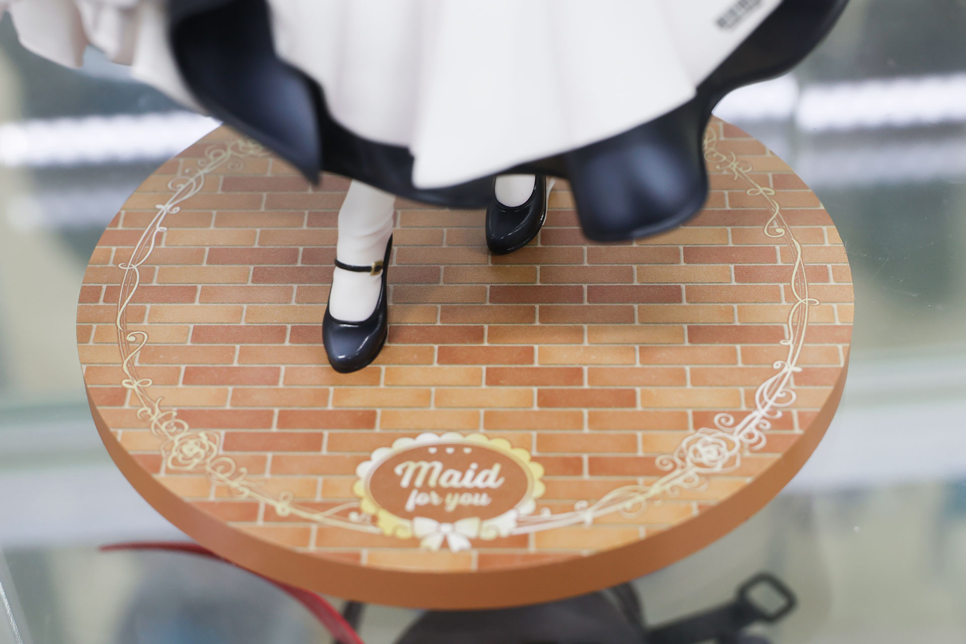 台座のデザインはシックだが作風に合っている