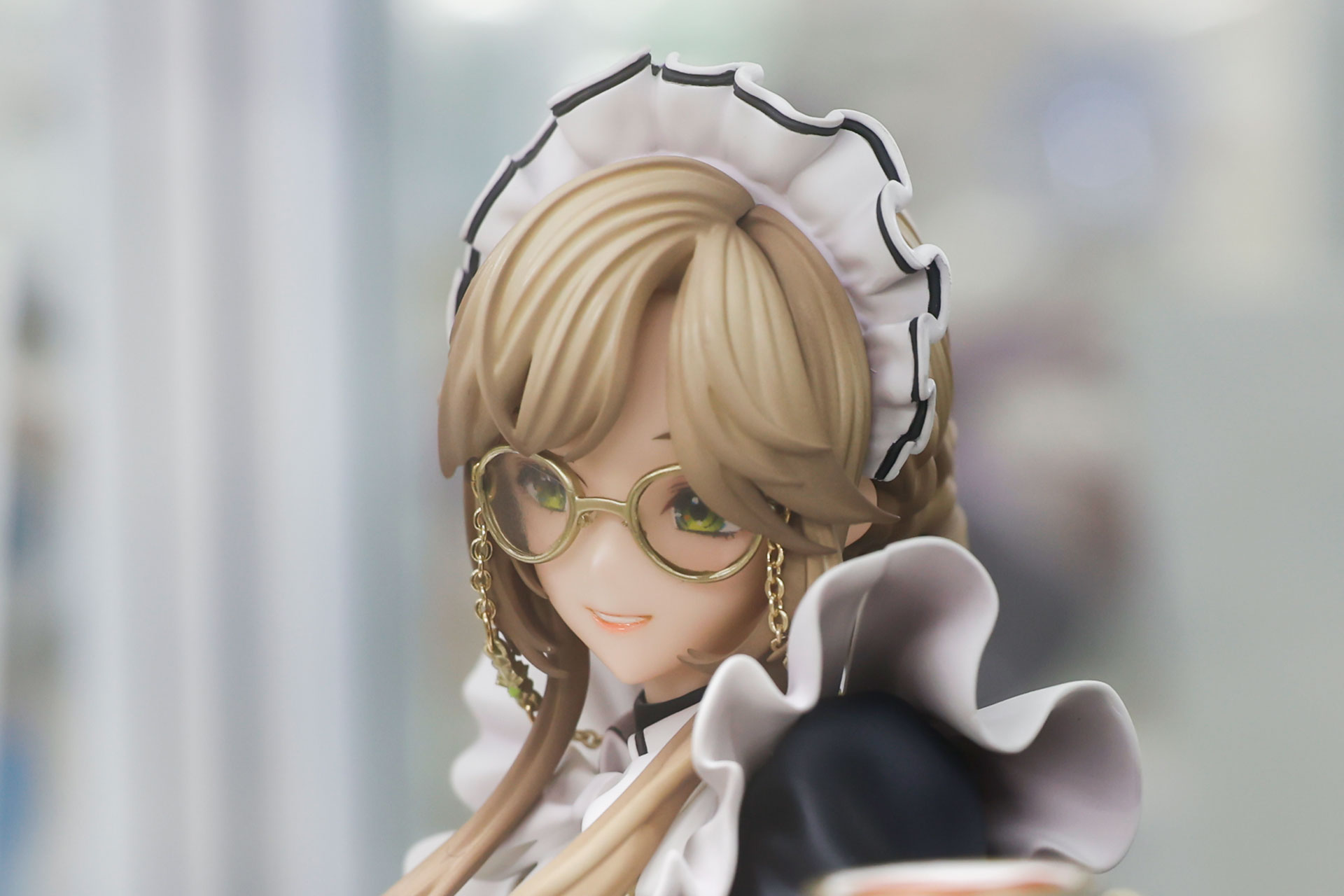 メガネのフレームは金属製だ
