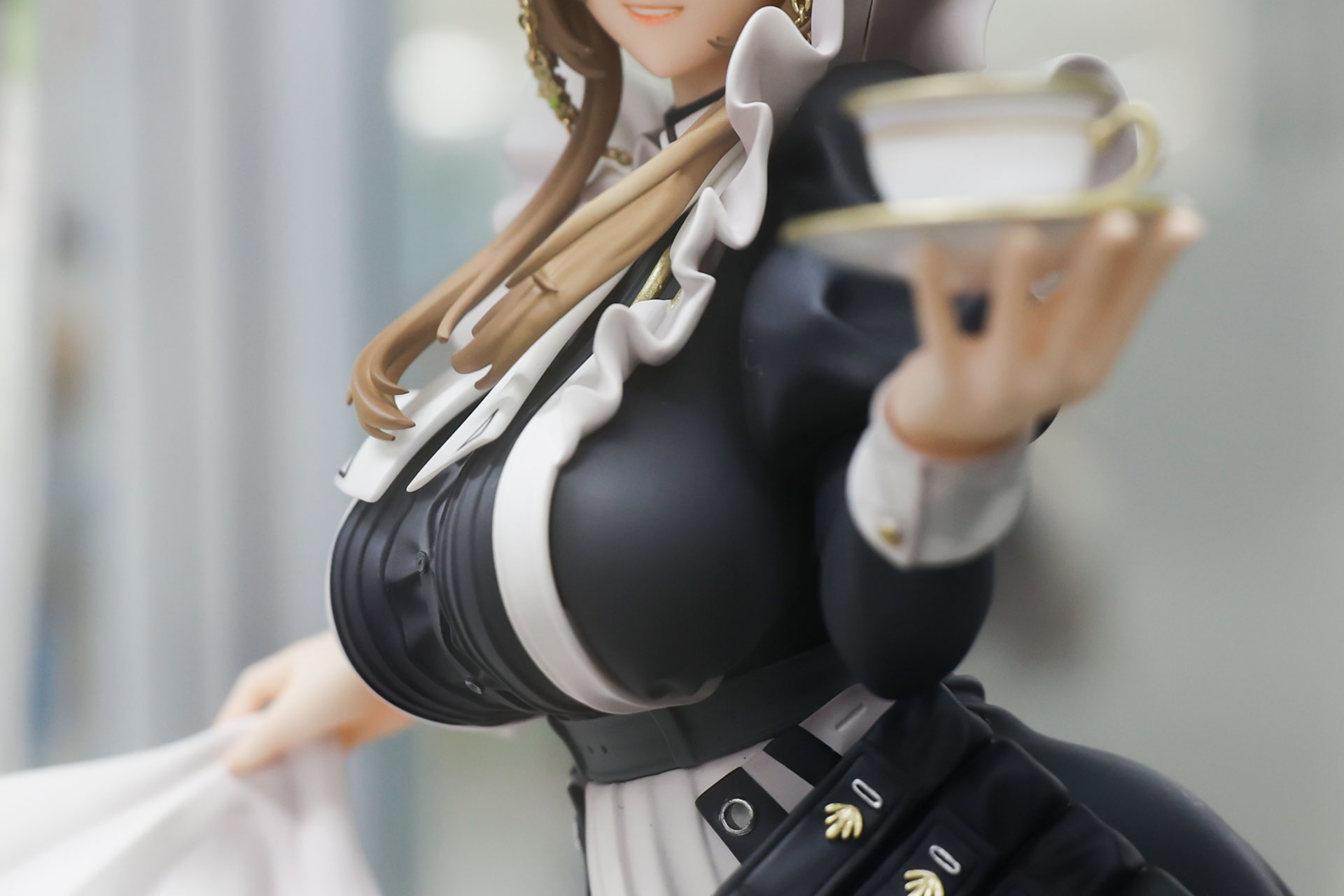 豊満なバストについつい目が行ってしまう!?