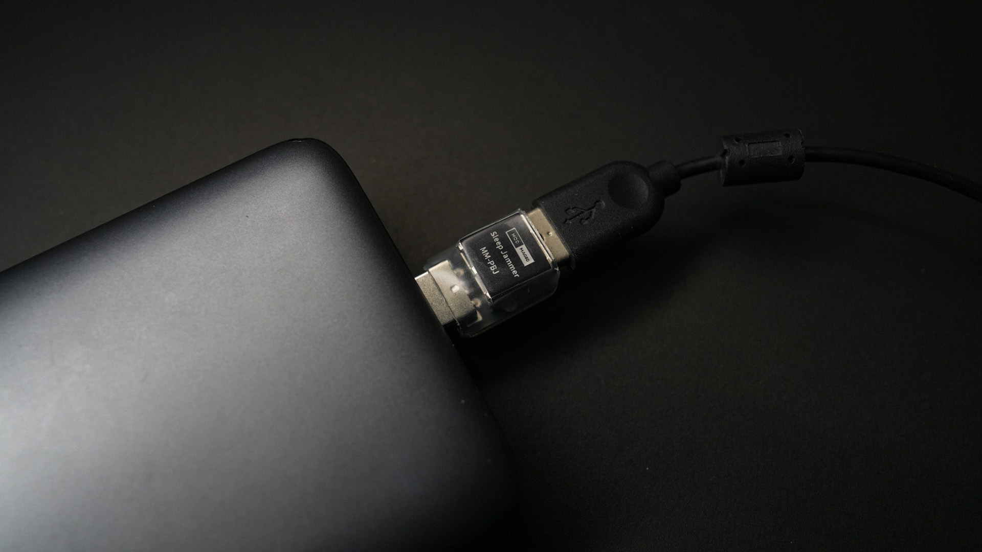 バッテリーと機器の間に挟んで使う