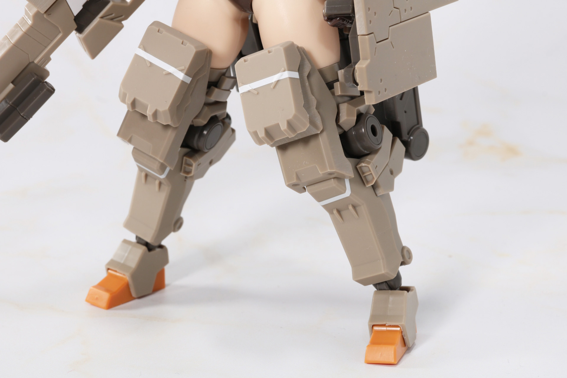 足回りは直線的な装甲造形