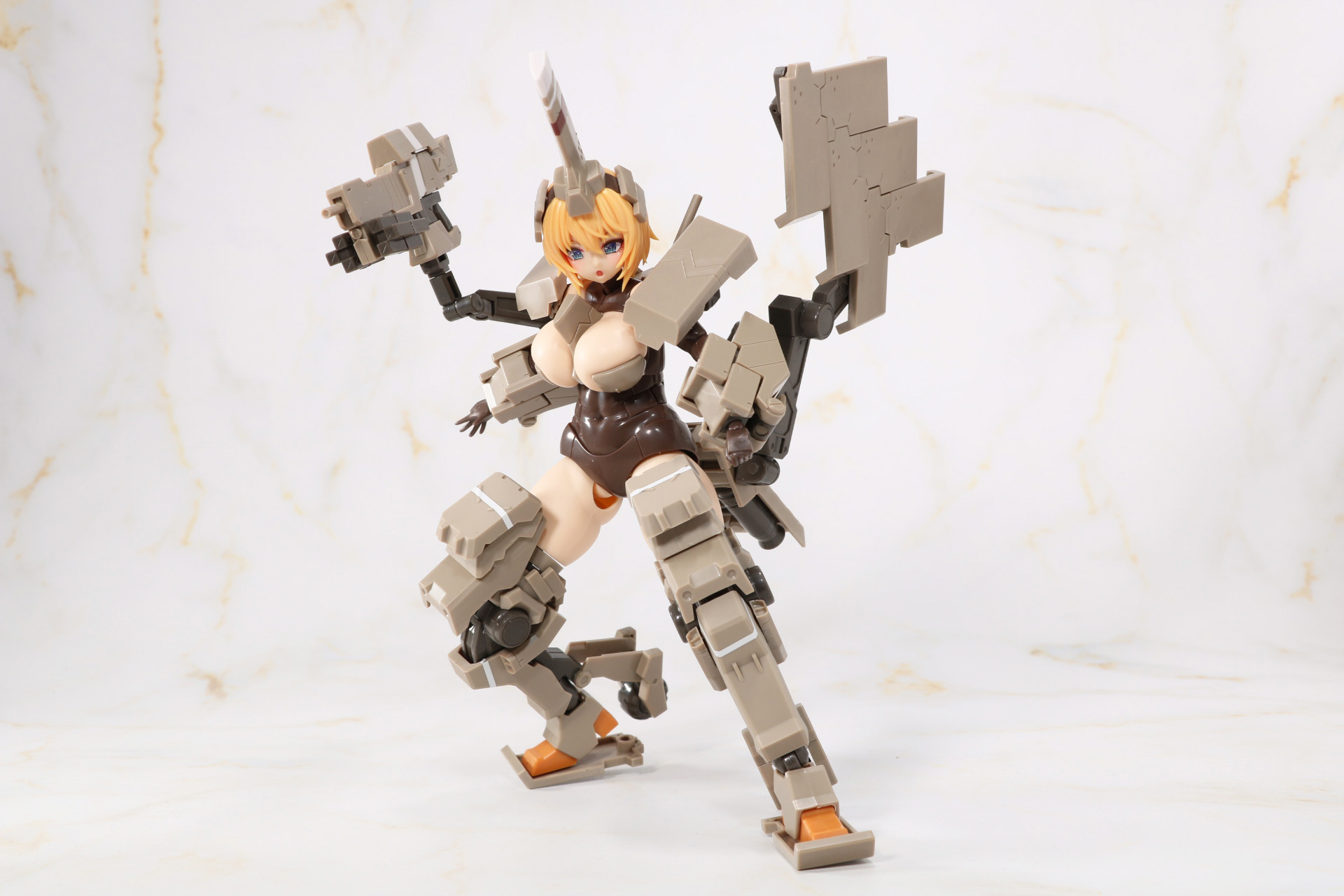 腰アーマーのサブ・アームを展開