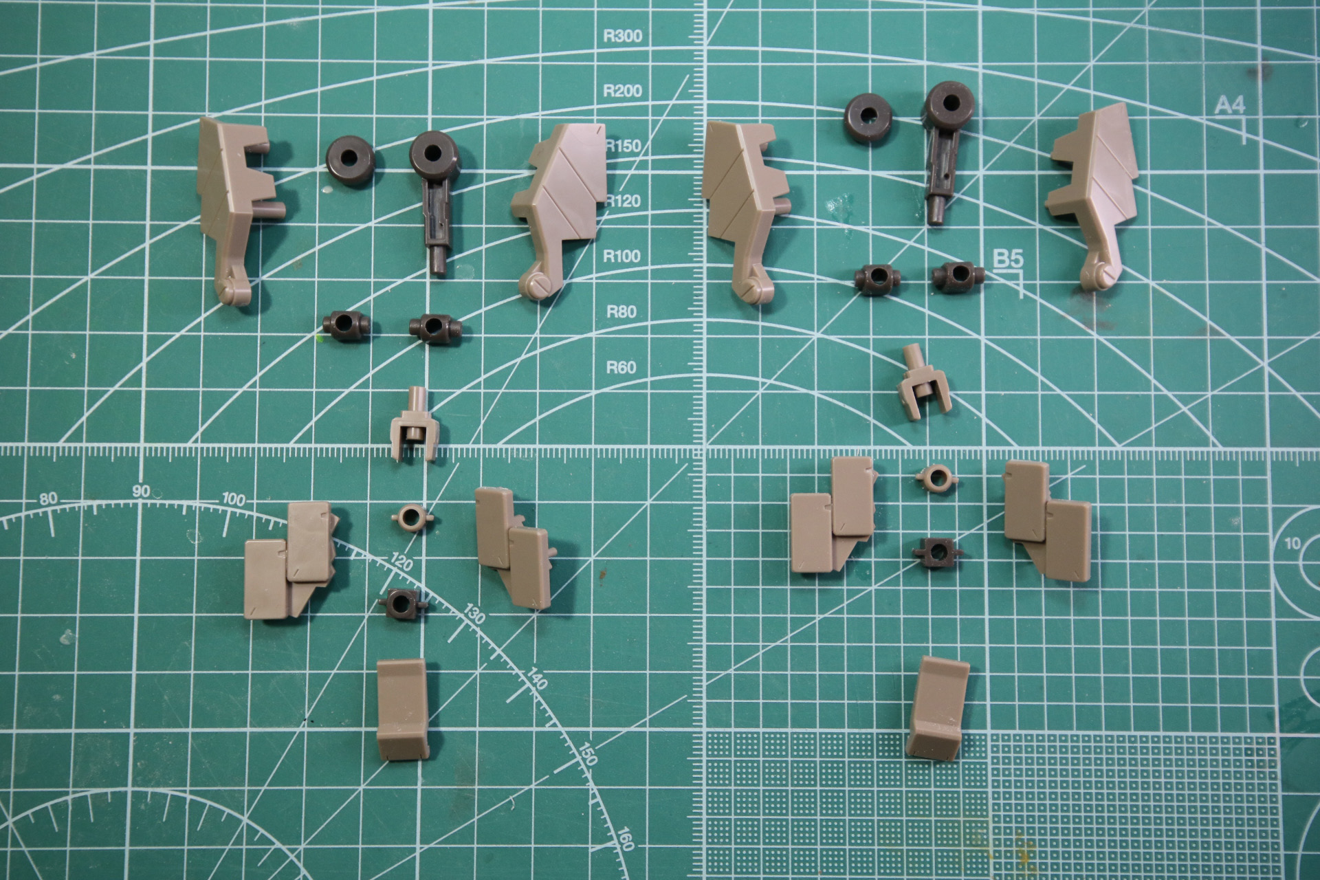 前腕パーツを組み立て