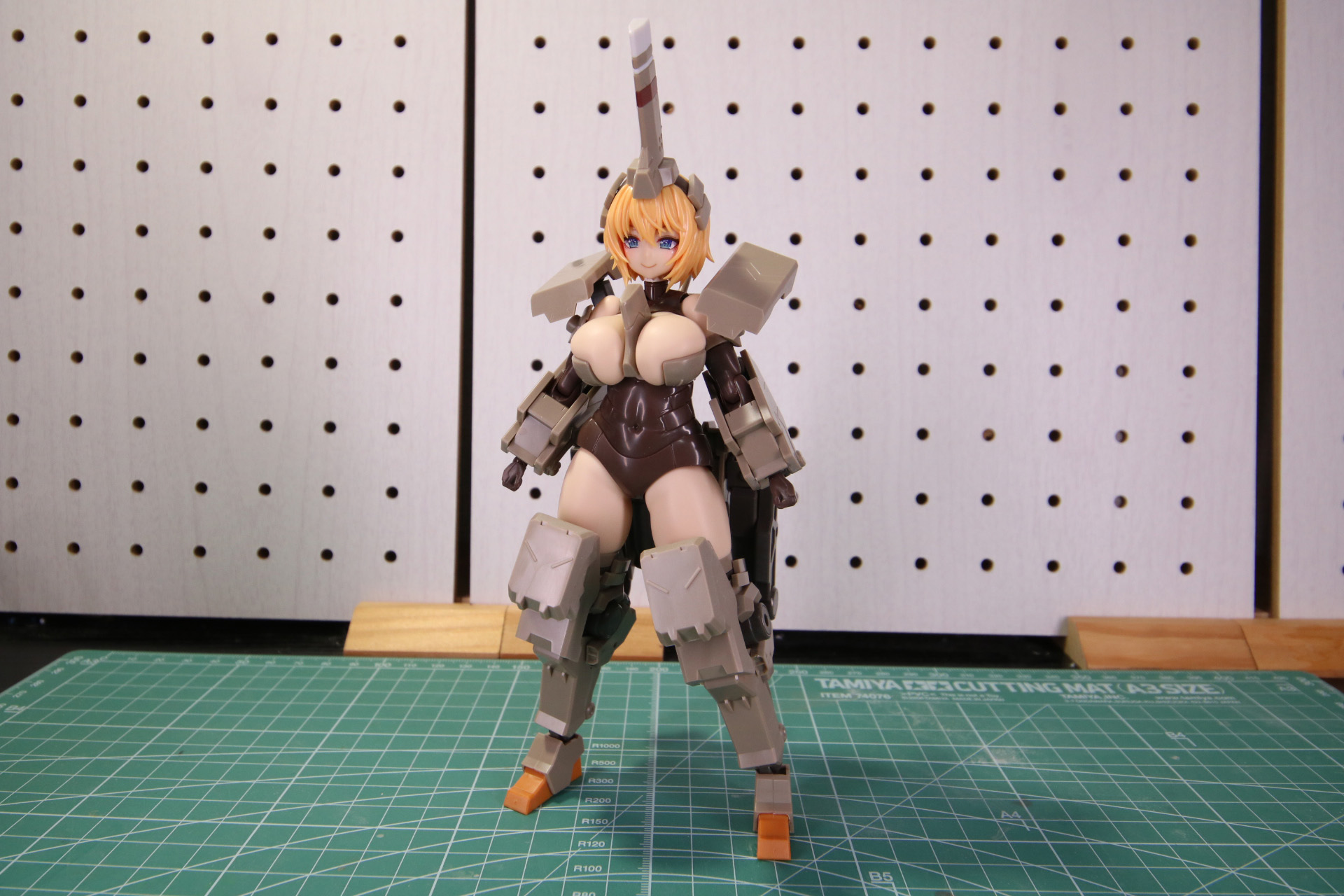 「フレームアームズ・ガール 輝鎚・甲」武装状態（デカールなし）