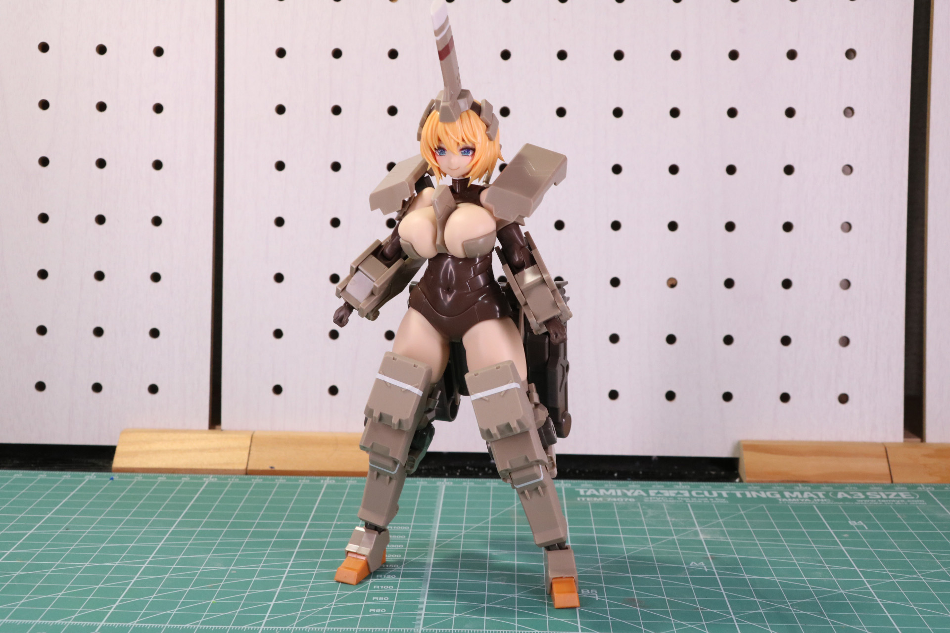 「フレームアームズ・ガール 輝鎚・甲」武装状態（デカールあり）