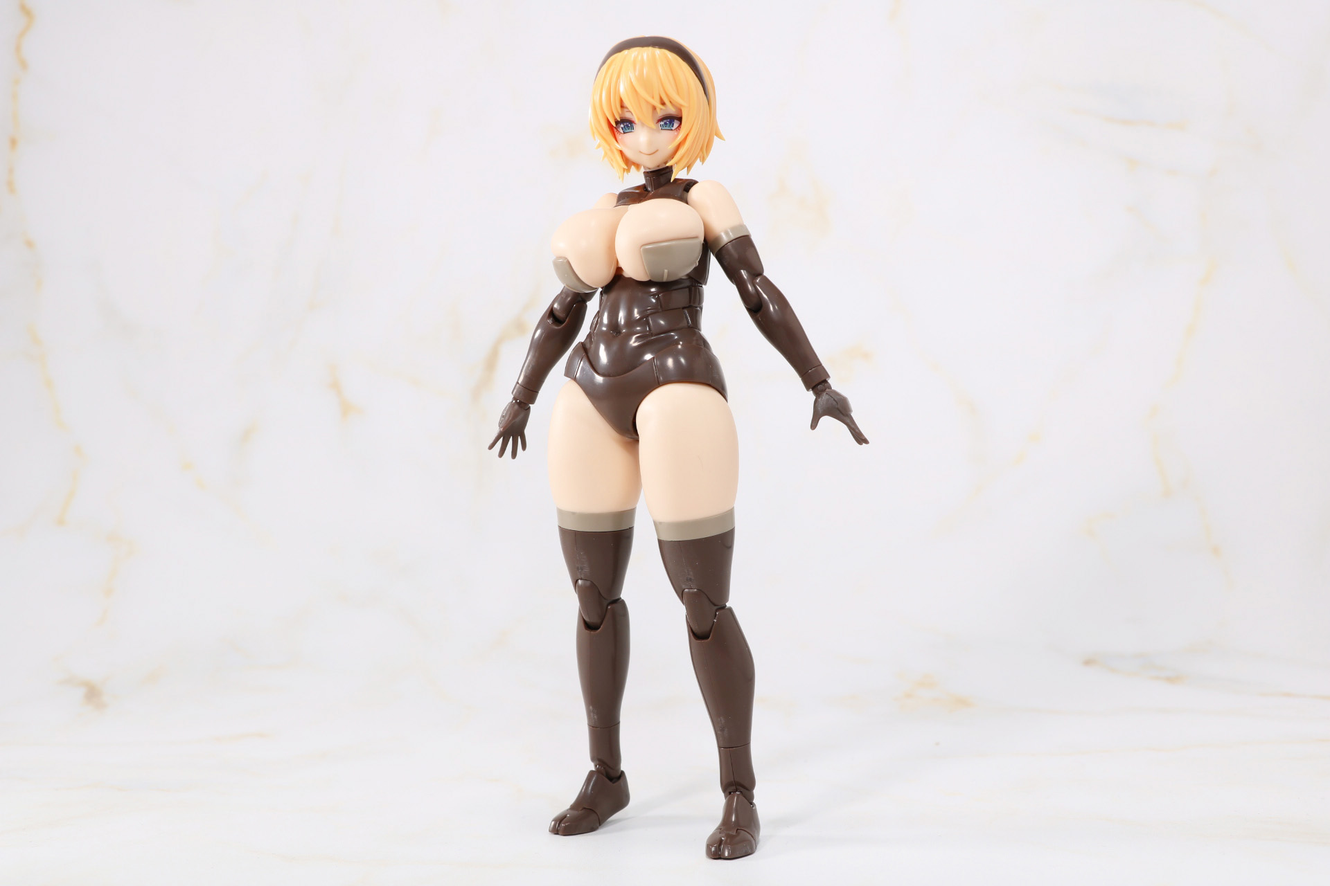 「フレームアームズ・ガール 輝鎚・甲」素体状態