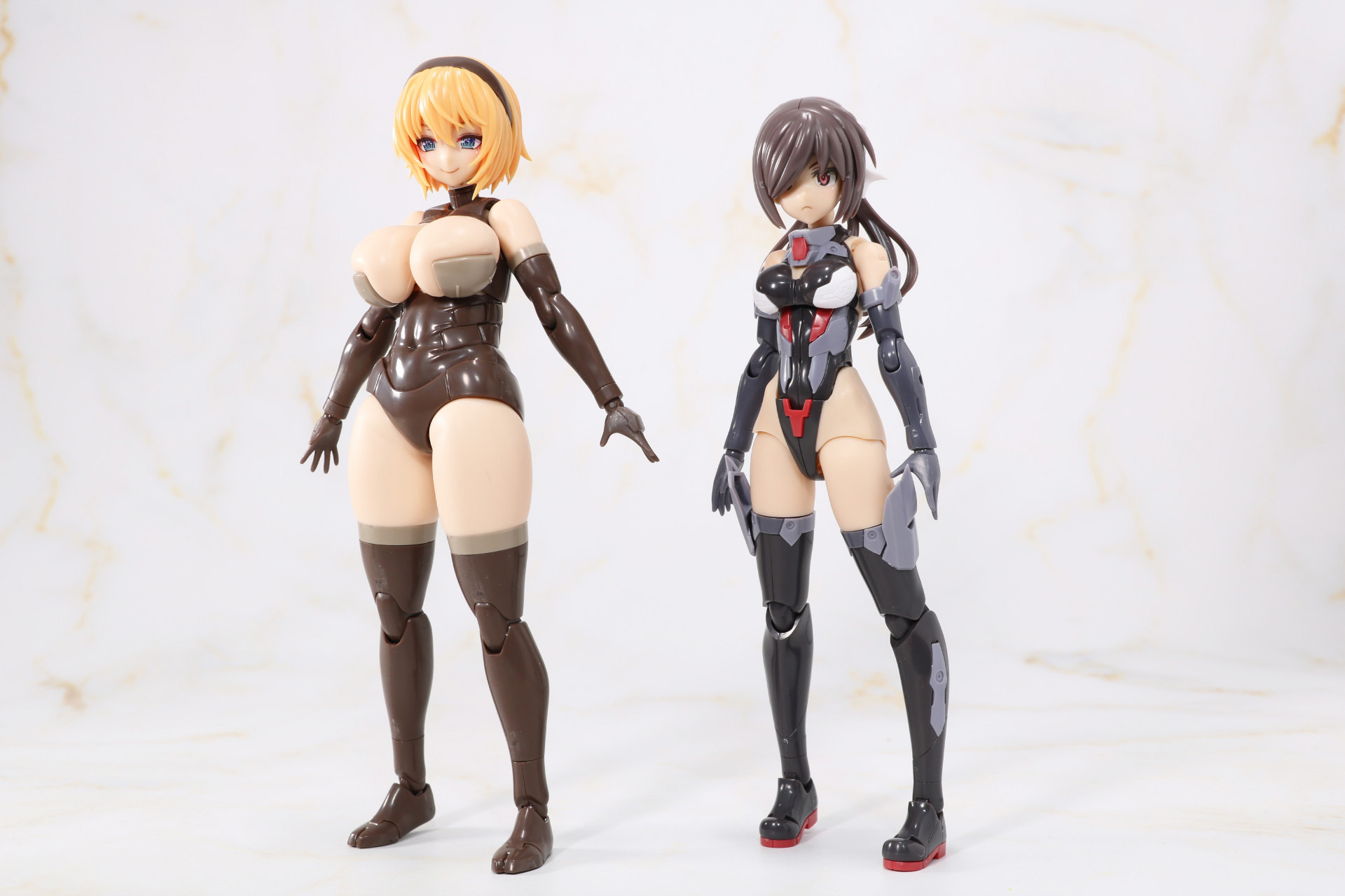 「フレームアームズ・ガール 出雲 Destroyer Ver.」の素体（右）と比較