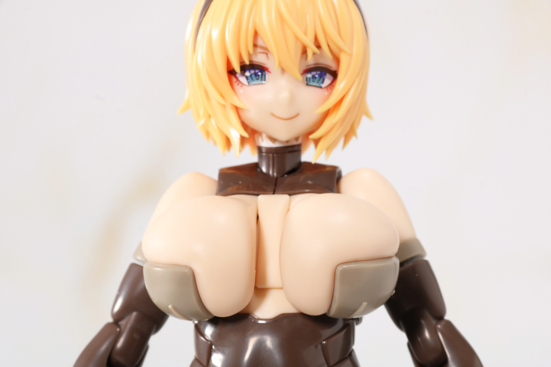 胸の可動によって寄せてあげる動きなどができる