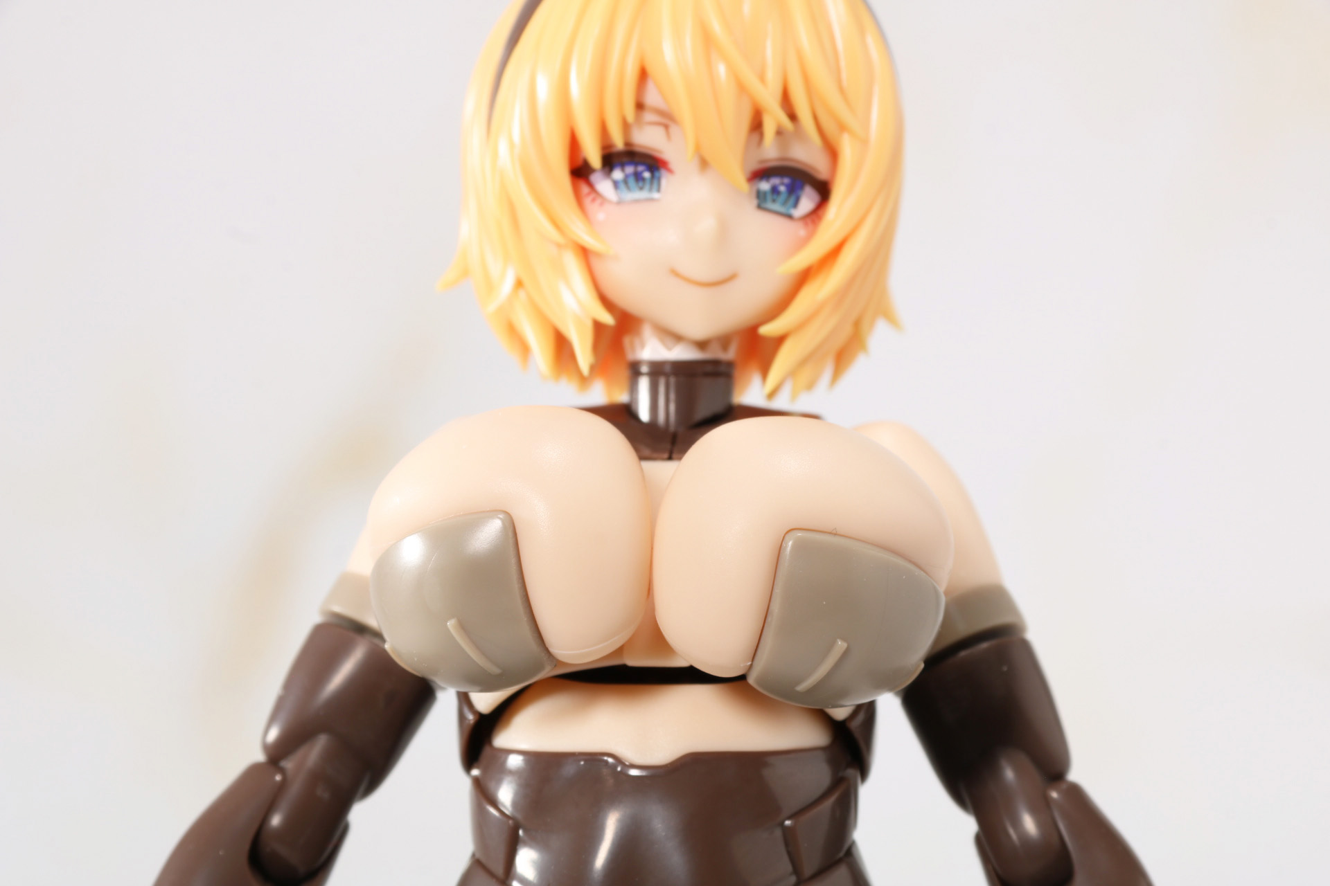 胸の可動によって寄せてあげる動きなどができる