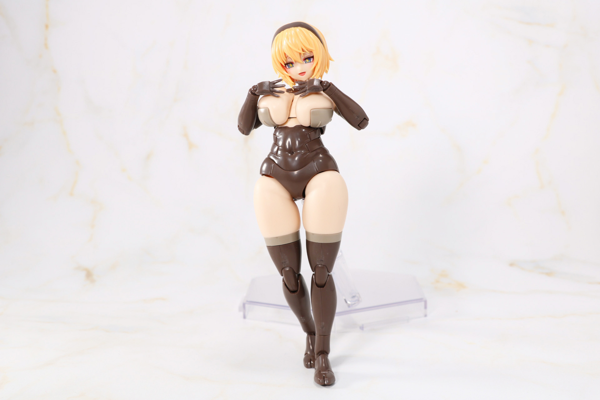 むっちりボディを見せつけるポーズ