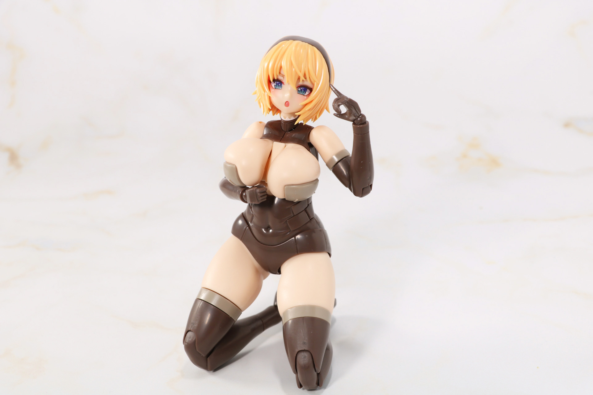 顔を上げたポーズなどもできる