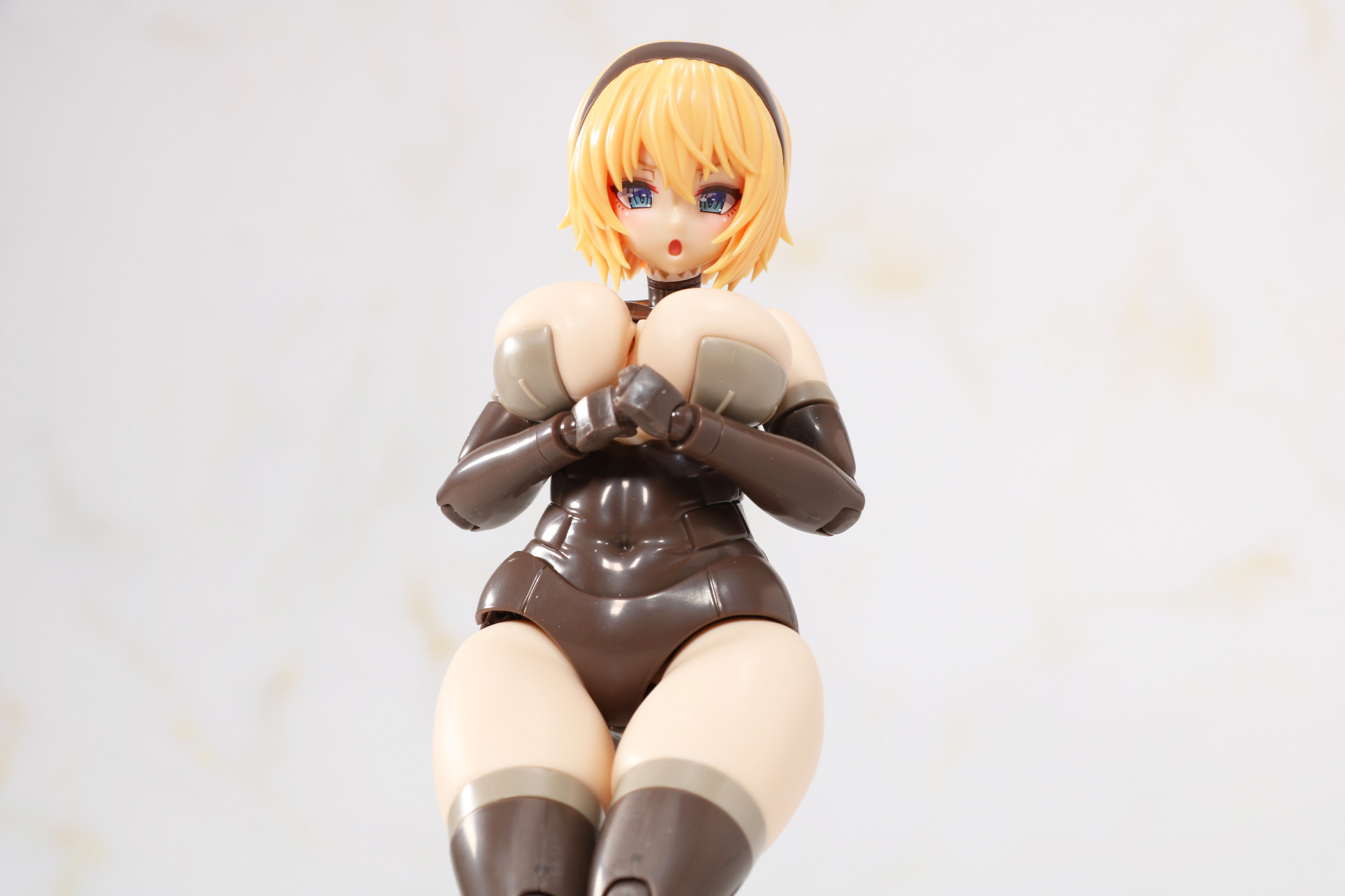 素体の状態でも安定した立ち姿