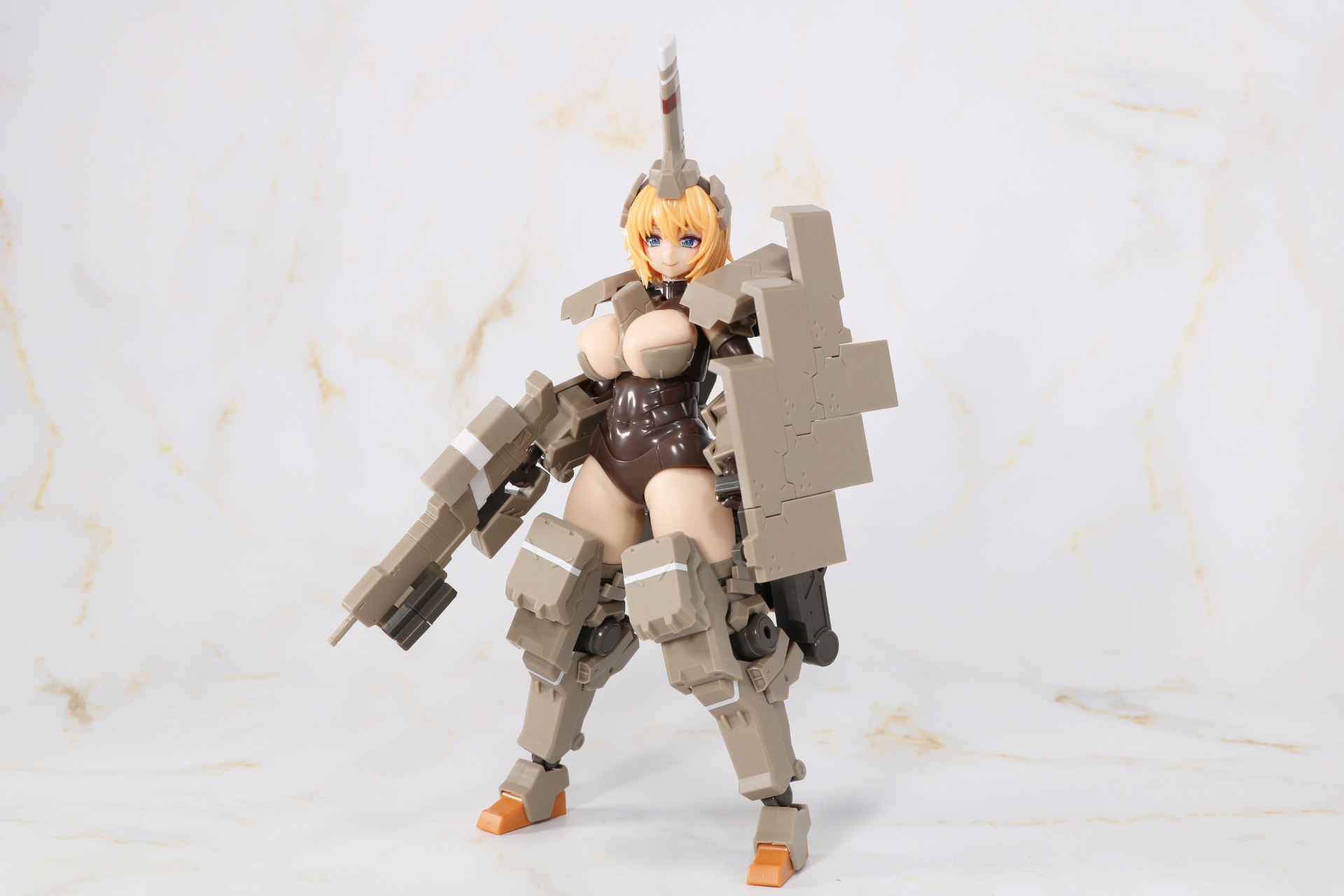 「フレームアームズ・ガール 輝鎚・甲」武装状態