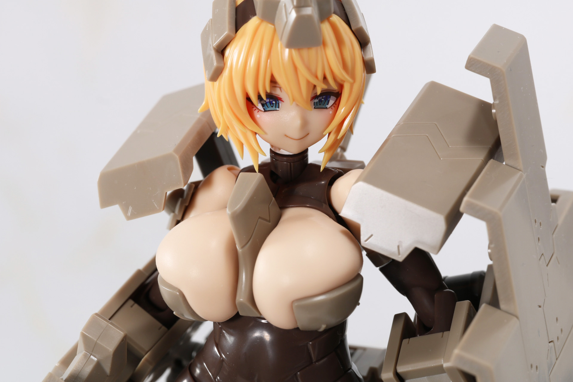 胸の間に装甲パーツが備わっている
