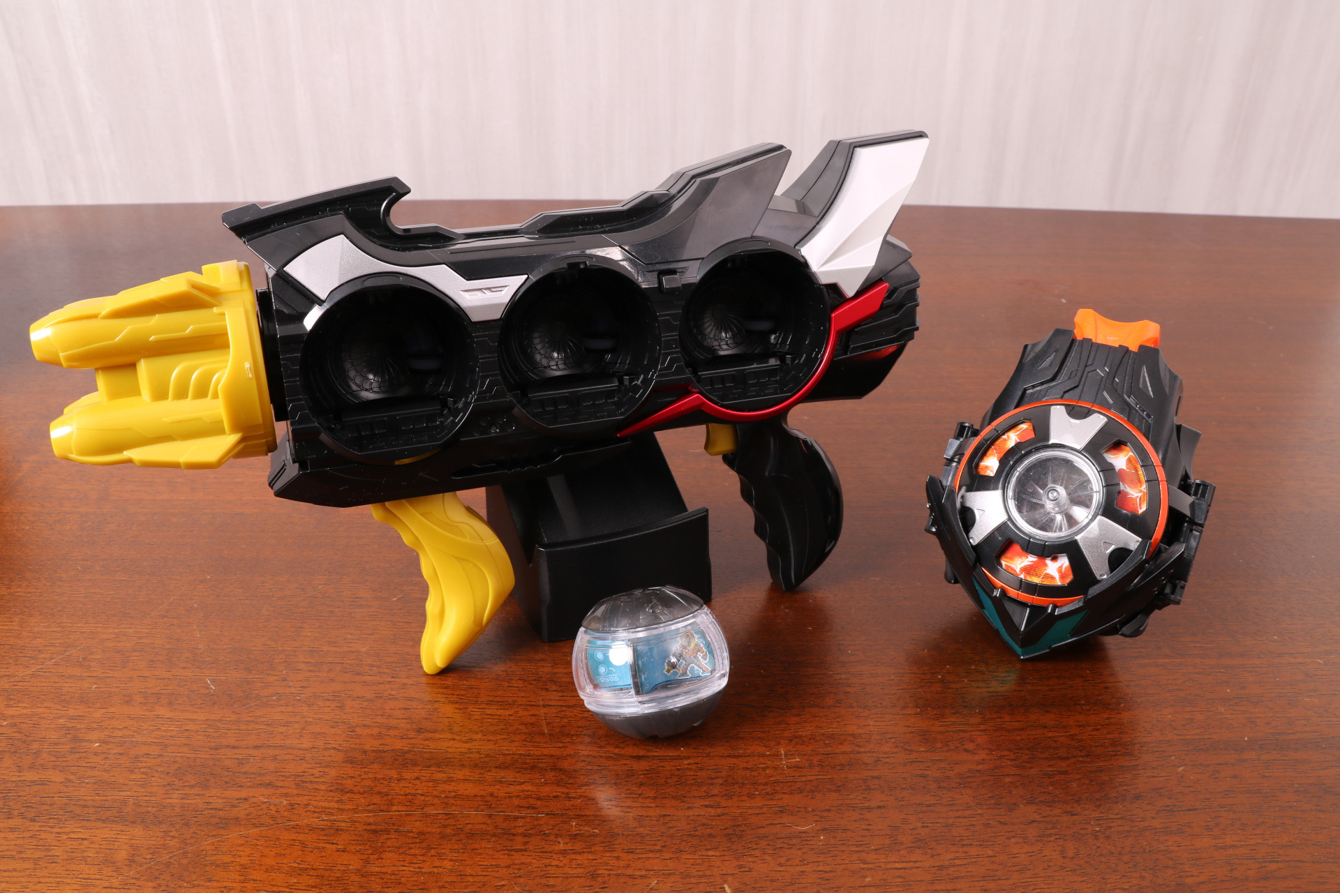 DXデュアルメアカプセム（右）とDXトリプルゼッツァー（左）