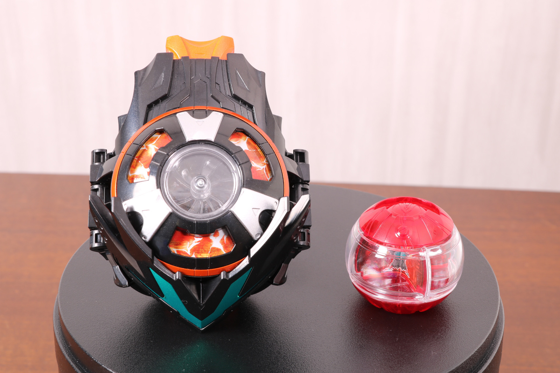 「DXデュアルメアカプセム」（左）と「インパクトカプセム」（右）の比較