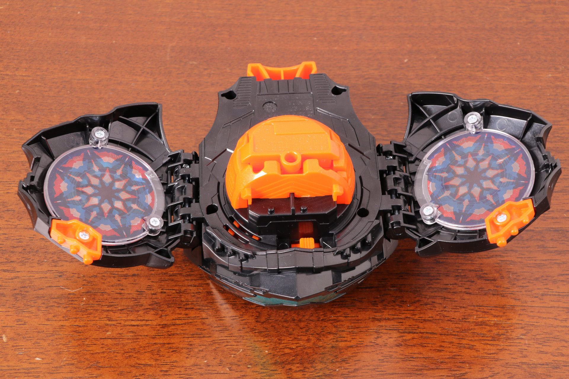 パーツを開くことで装填部分が現れる