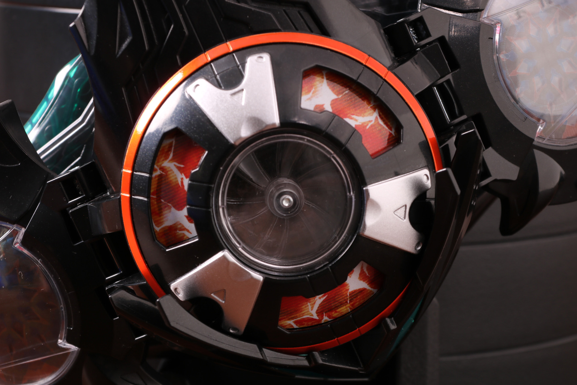 中央には迫力ある大型のフィン造形