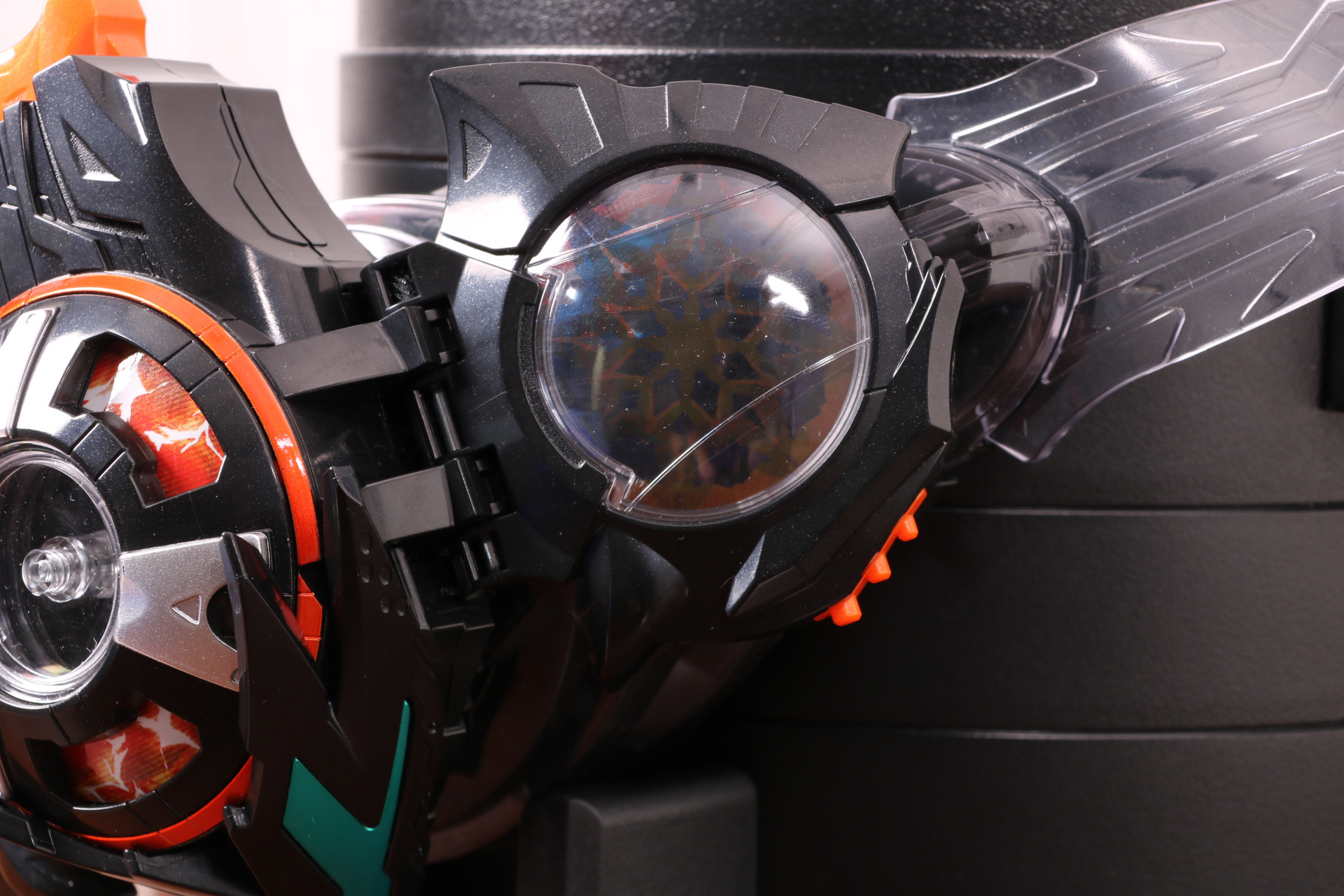 左右のクリア部分が「変身ベルト DXゼッツドライバー」発光箇所を覆うように配置される