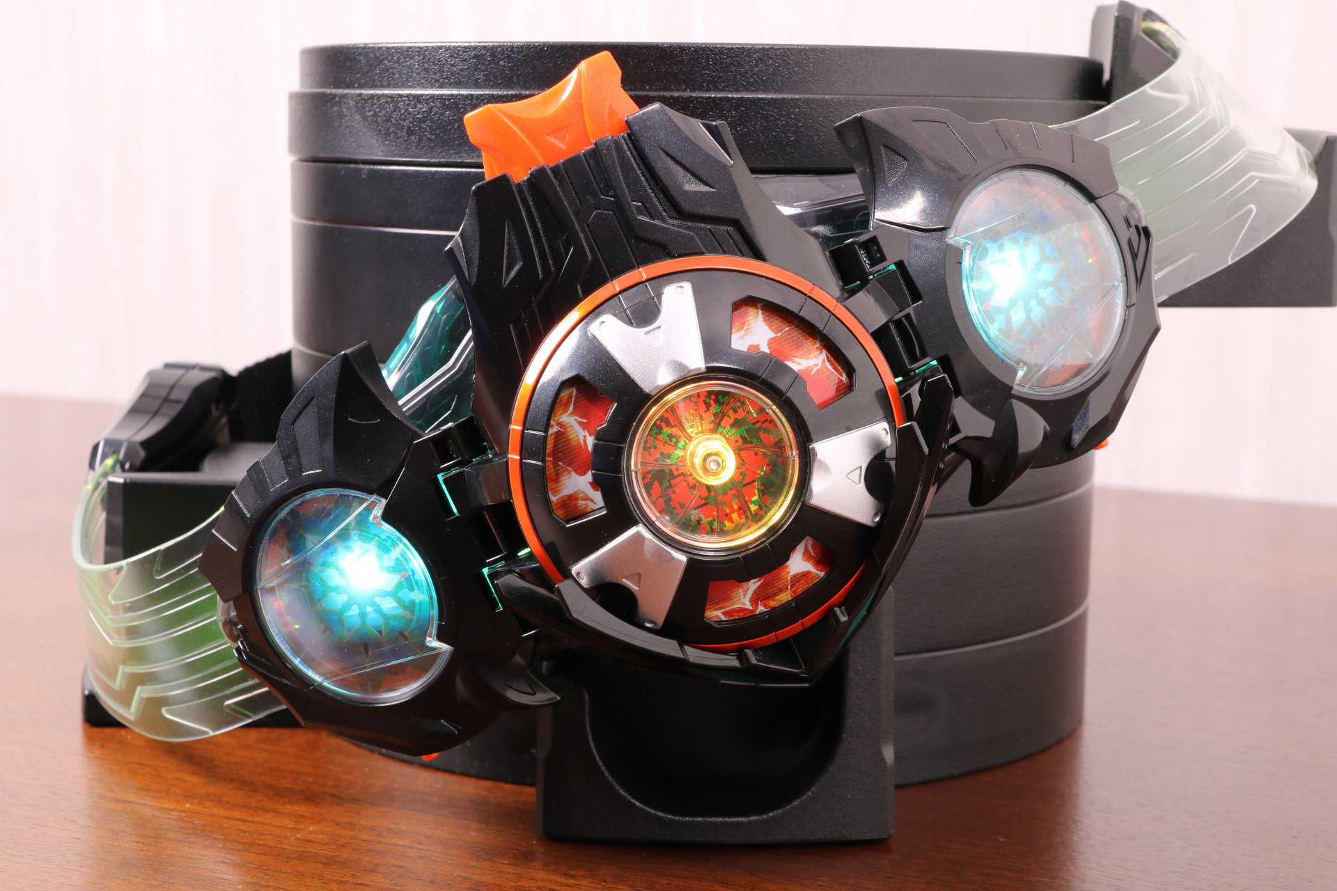 LED発光では中央のファンと左右のクリアパーツが豪華に輝く。