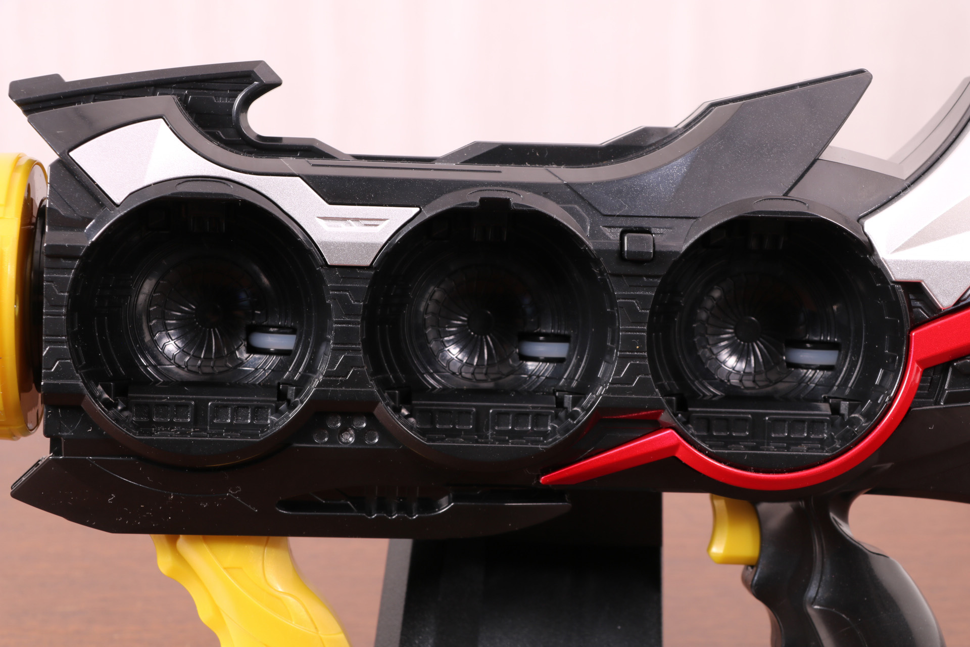 本体にカプセムをセットする装填口が3つ設けられている