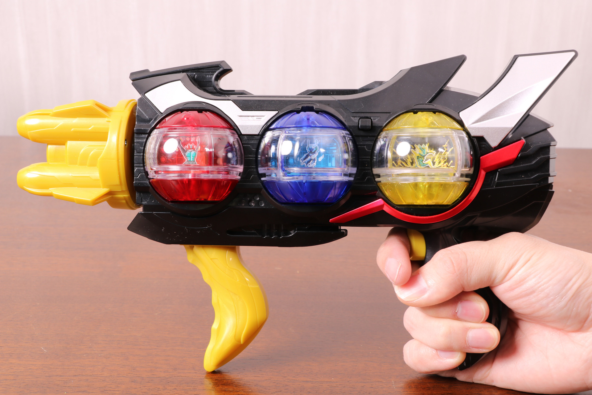 別売りの「インパクトカプセム」、「ストリームカプセム」、「プラズマカプセム」をセット