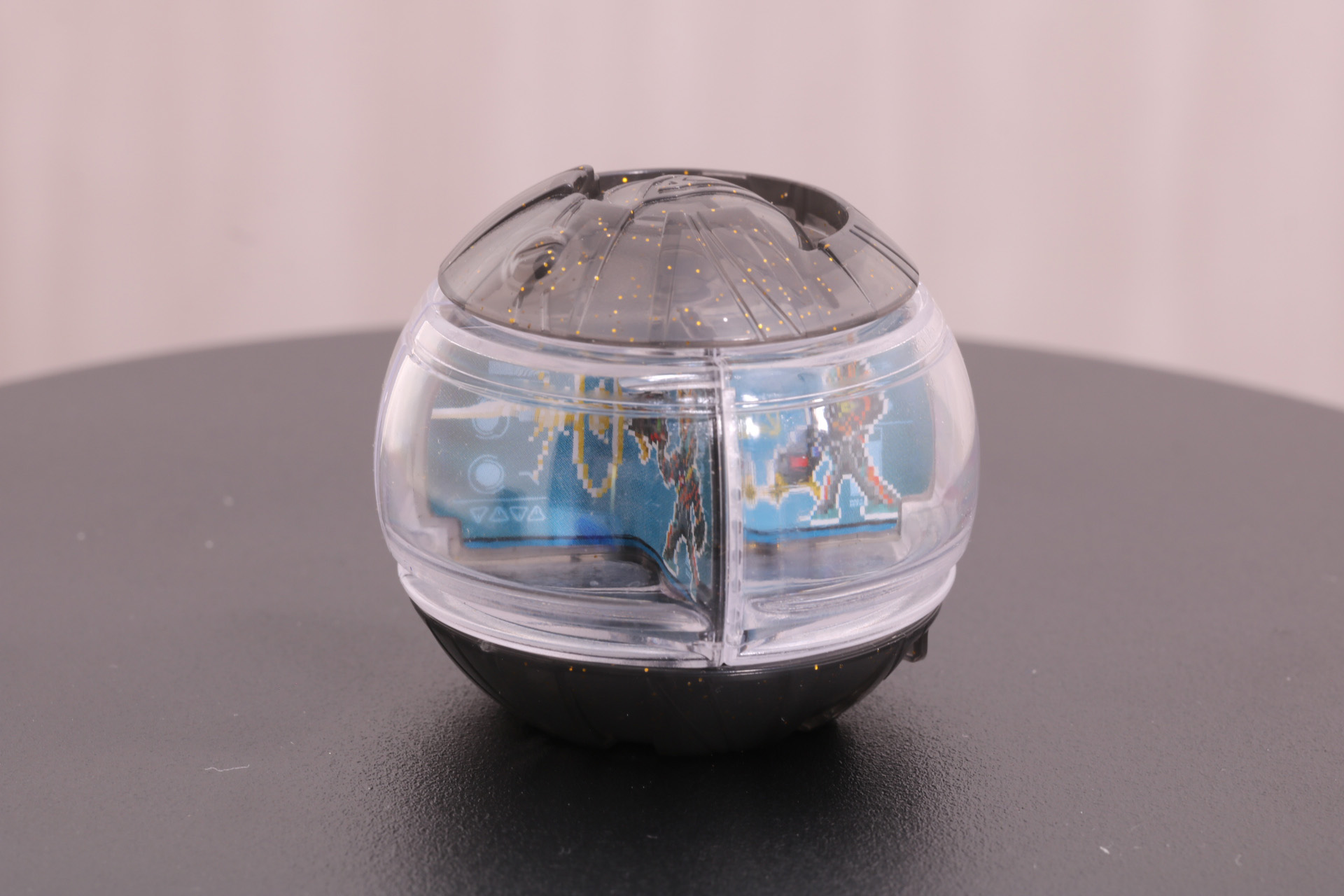 クリアブラックにゴールドのラメが入っている