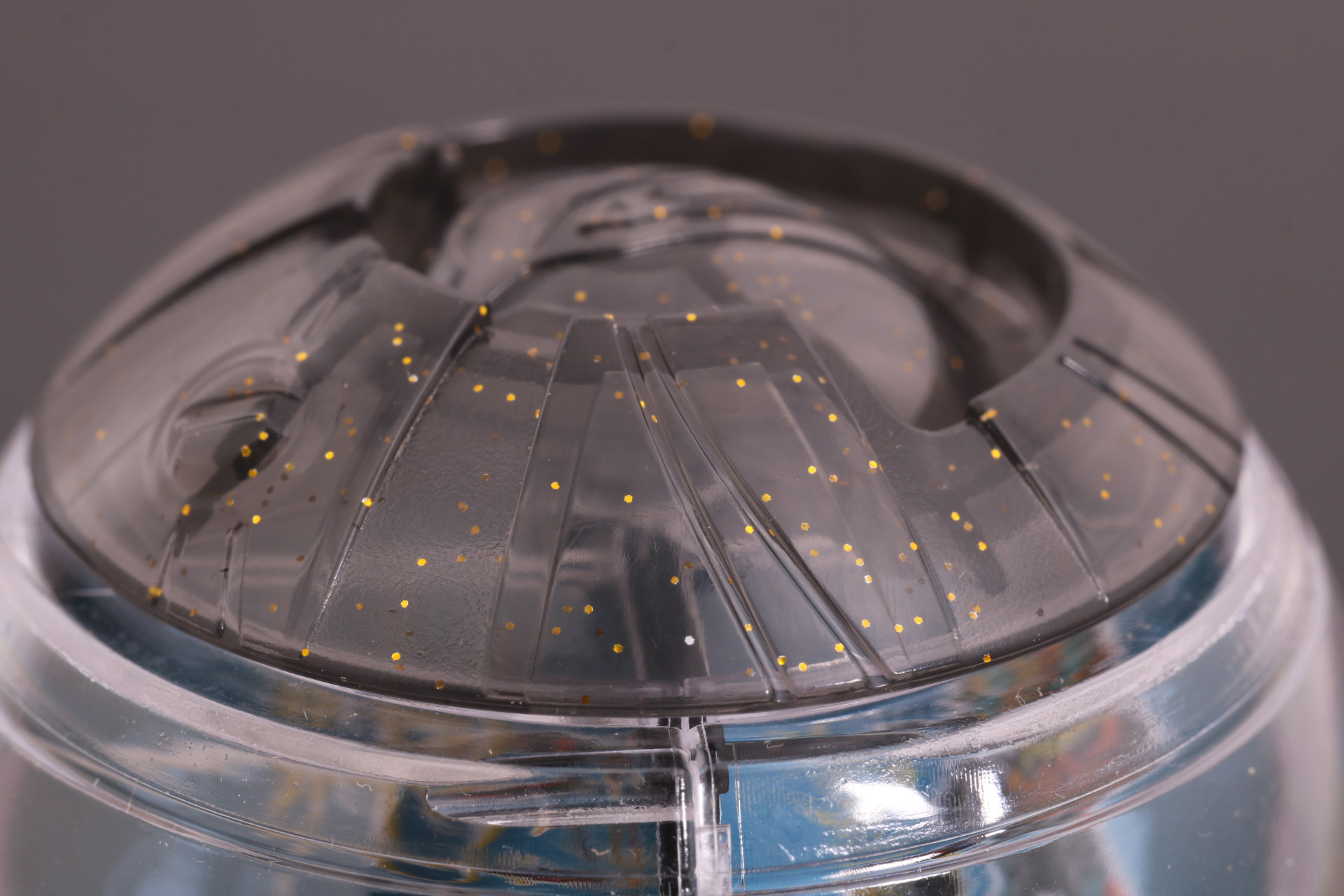 クリアブラックにゴールドのラメが入っている