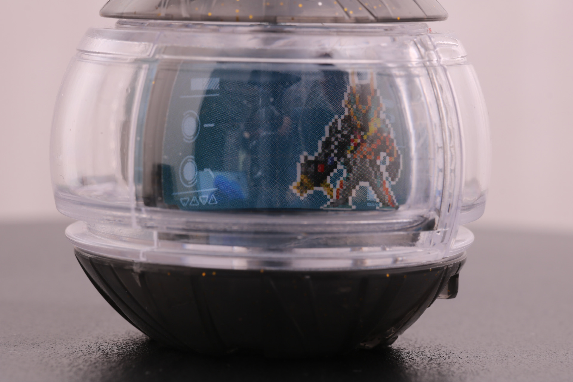 クリアパーツ内に4つのドット絵があり、回転させることでドットアニメーションとなる