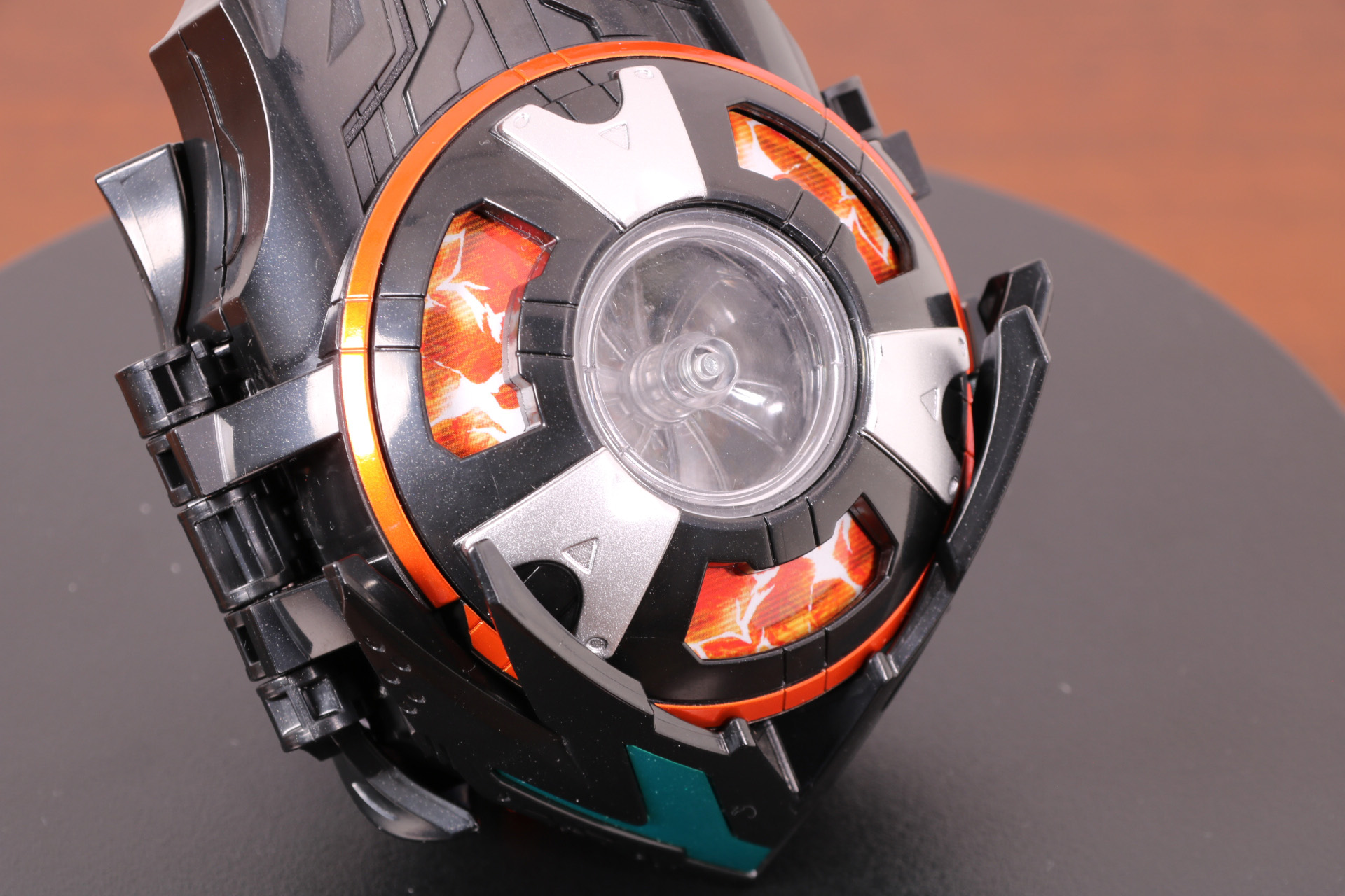 爆発エフェクトのようなオレンジの絵柄