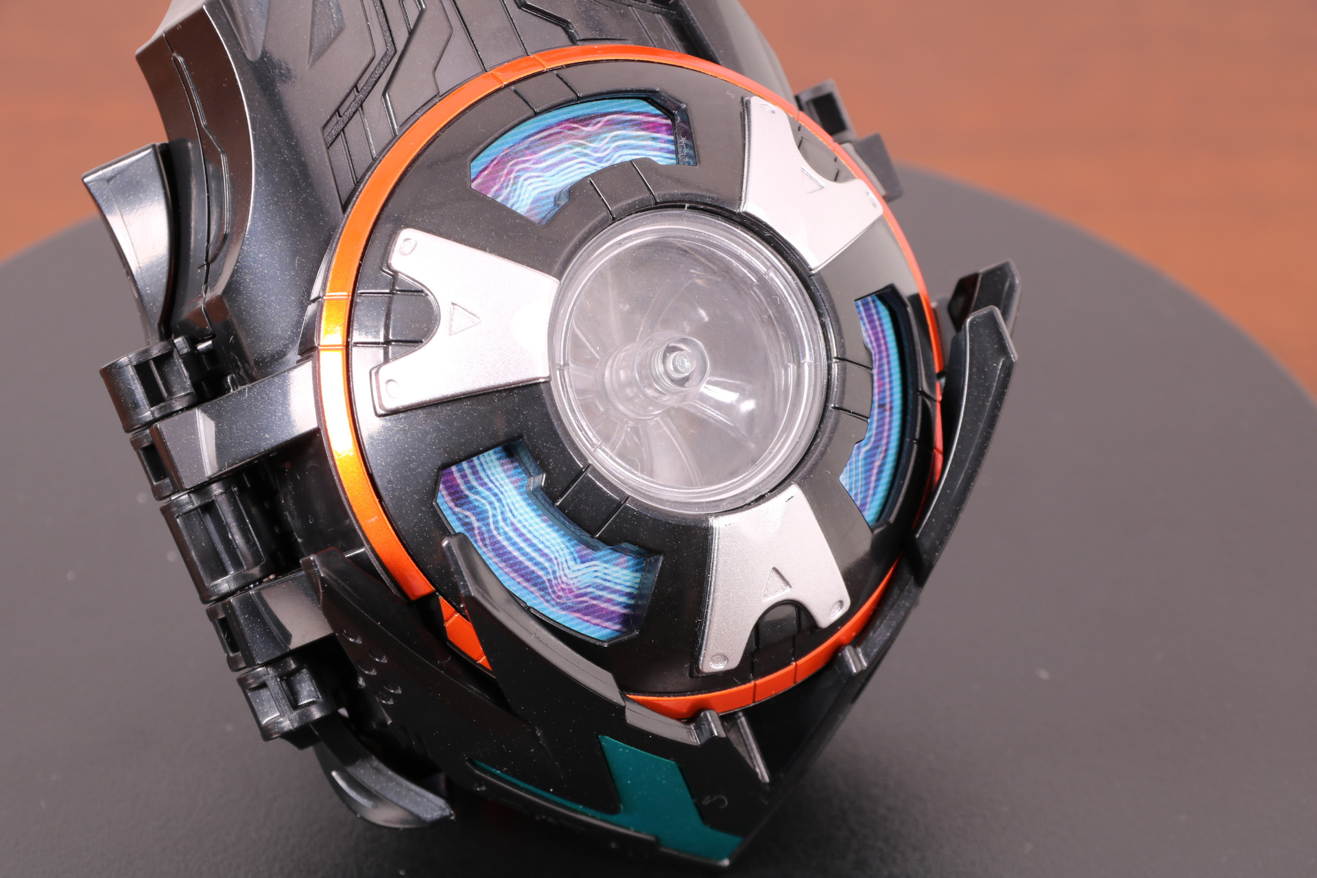 パーツを回転させると絵柄が変化。青い電子波形のような絵柄が出現