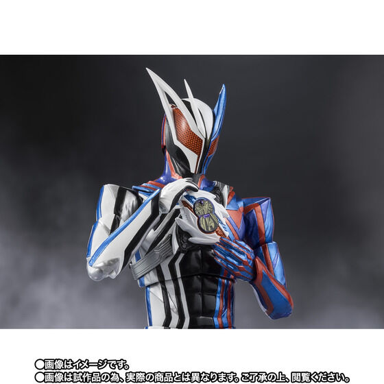 別売りの「S.H.Figuarts 仮面ライダーゼッツ イナズマプラズマ」等と並べることで「仮面ライダーゼッツ」シリーズの世界観がさらに広がる。