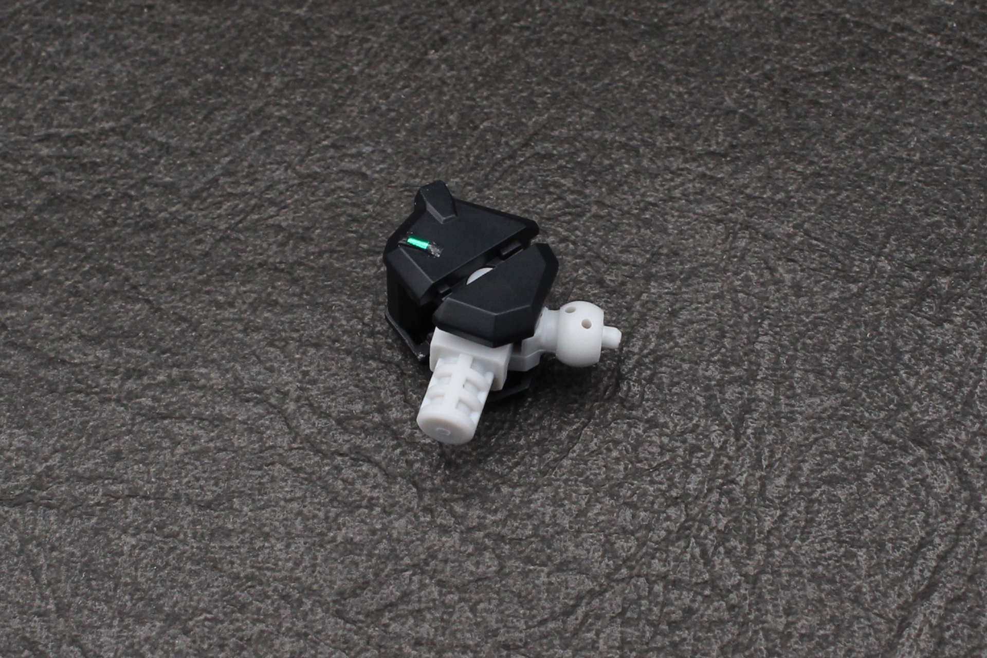 肩アーマーで関節を挟み込んで、ランプにシールを貼る。キットの中で最も小さいシールで、予備を含め左右2枚ずつ付属する