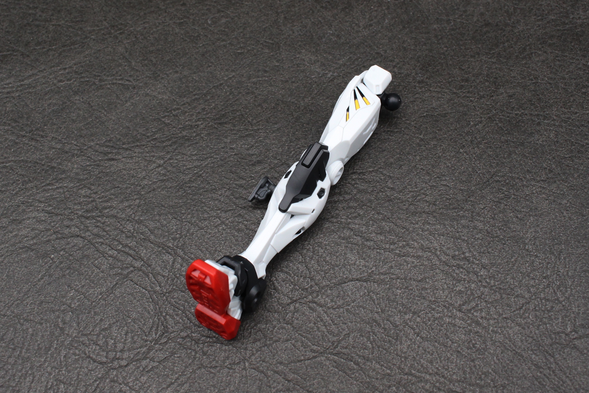 足首をジョイントで取り付けて右脚が完成