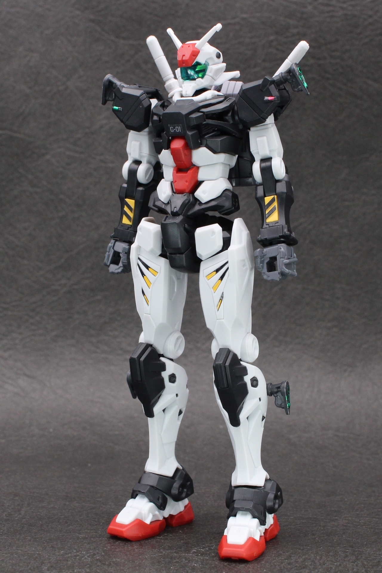 完成した各部位を取り付けて01ガンダムが完成。公式サイトにある設定画のような直立ポーズも似合う