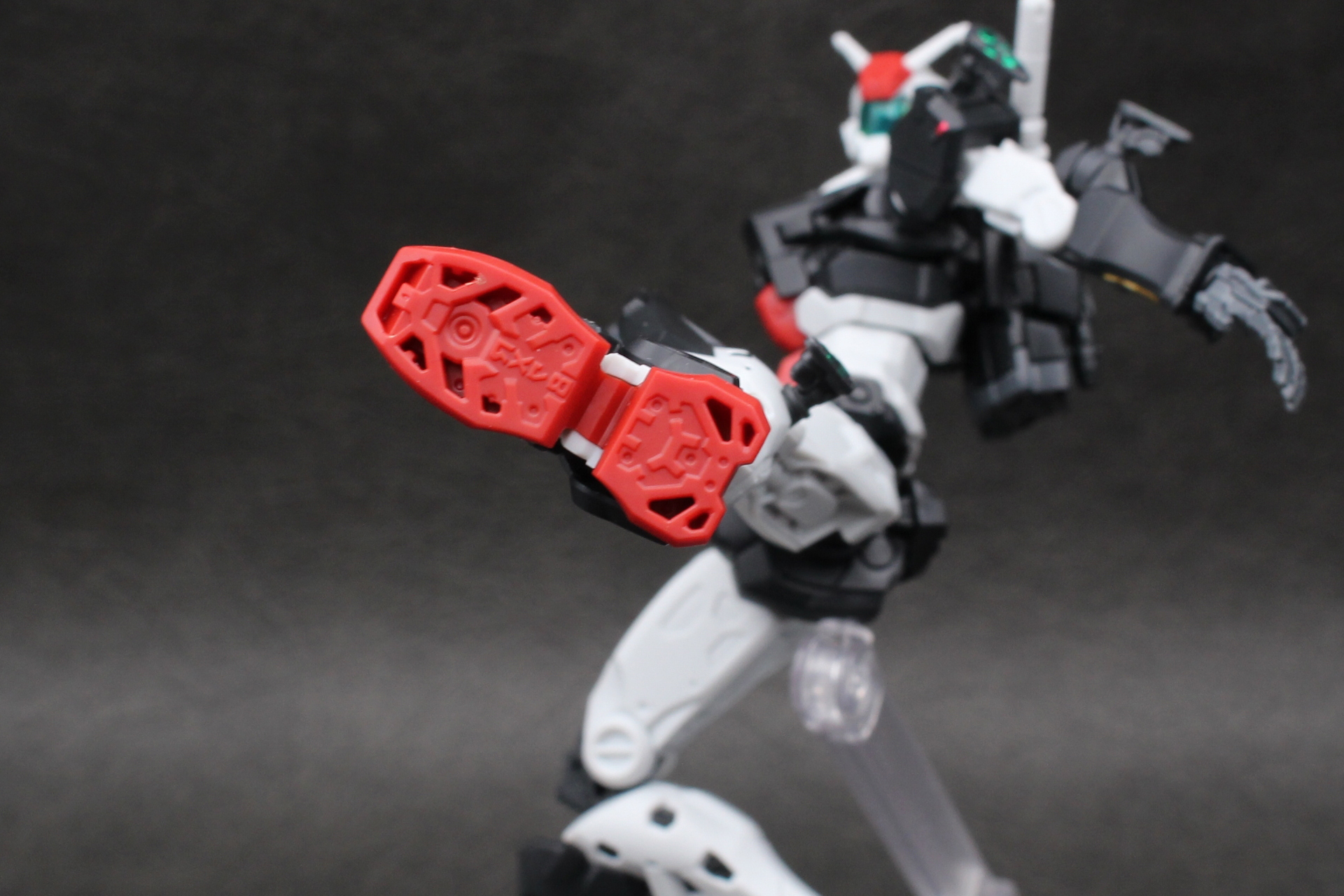 足の裏には「RX78」の文字を左右反転したようなモールドがある