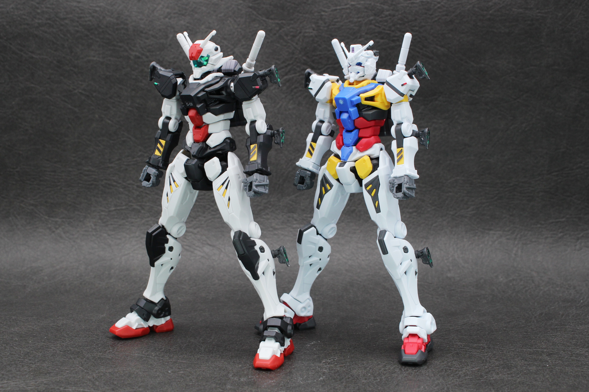 白いガンダム（右）との比較。頭部とカラー以外に違いはないが、印象はかなり違って見える