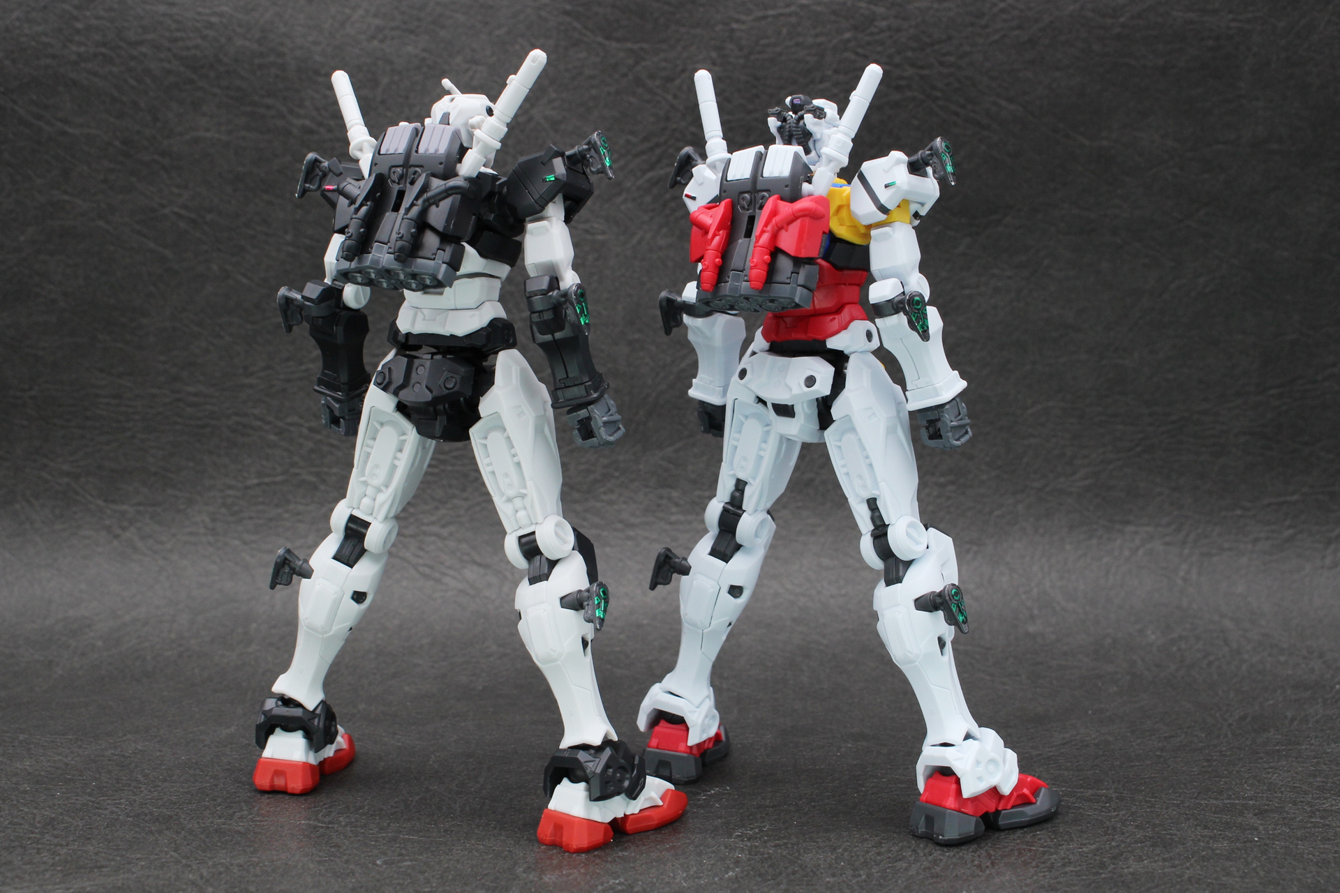 白いガンダム（右）との比較。頭部とカラー以外に違いはないが、印象はかなり違って見える