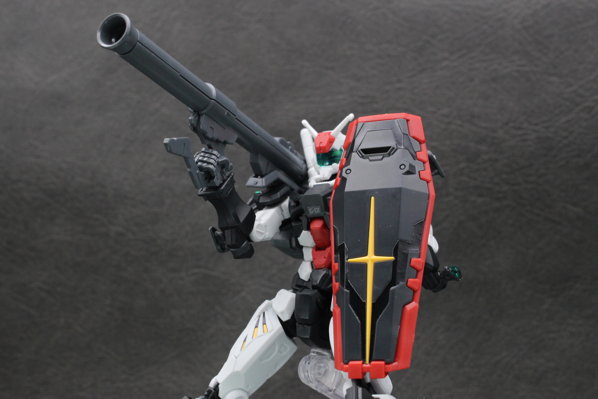 白いガンダムと木馬に向けてバズーカを発射！