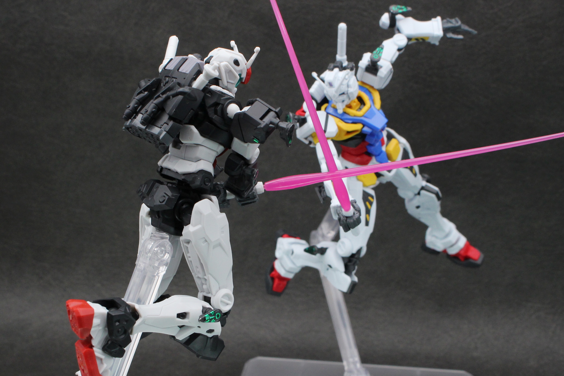 「HG 1/144 白いガンダム」があれば対決シーンも再現できる