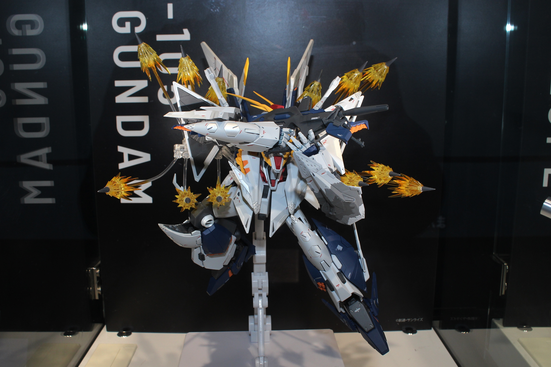 「ROBOT魂（Ka signature） ＜SIDE MS＞ RX-105 Ξガンダム（機動戦士ガンダム 閃光のハサウェイ キルケーの魔女Ver.）」。2026年8月発送予定。価格は35,200円。プレミアムバンダイ販売商品。展示アイテムには別売りの「ROBOT魂（Ka signature） ＜SIDE MS＞ Ξガンダム/ペーネロペー専用 ファンネル・ミサイルオプションパーツセット」(価格：3,850円)を使用している