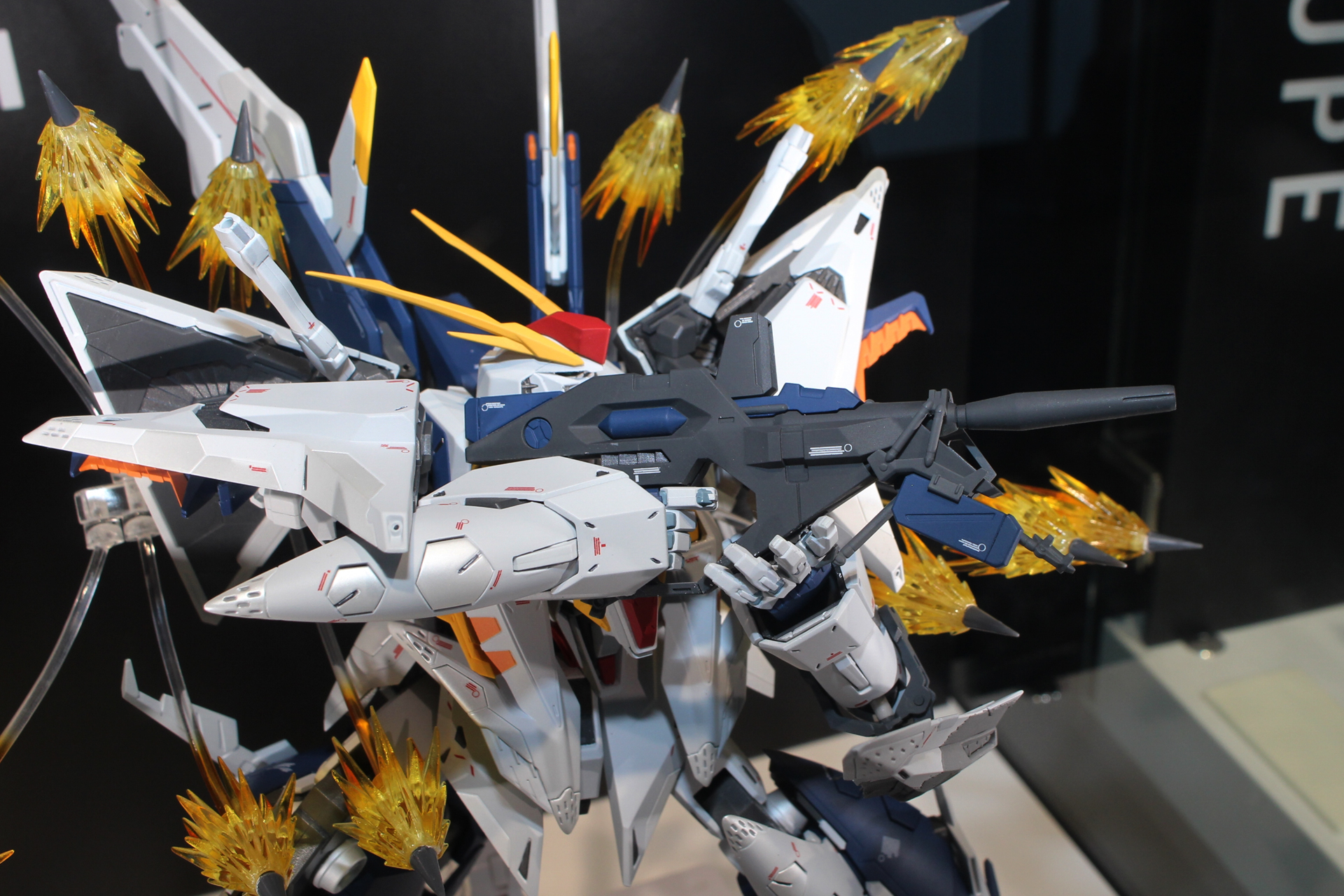 マズルの下にEパックを装着したビーム・ライフル